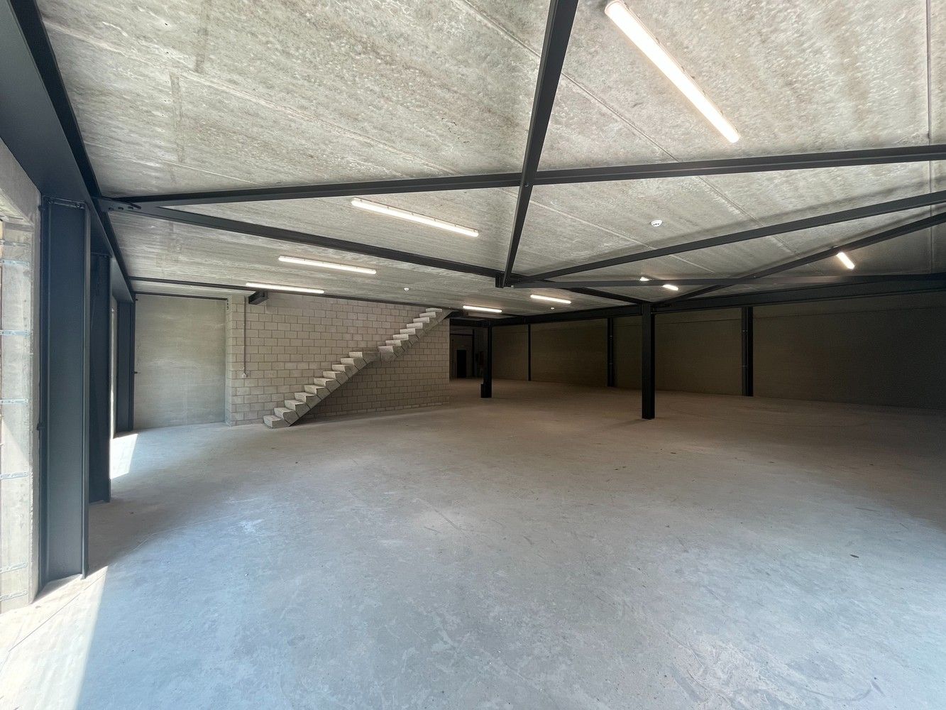 Showroom + kantoren foto 6