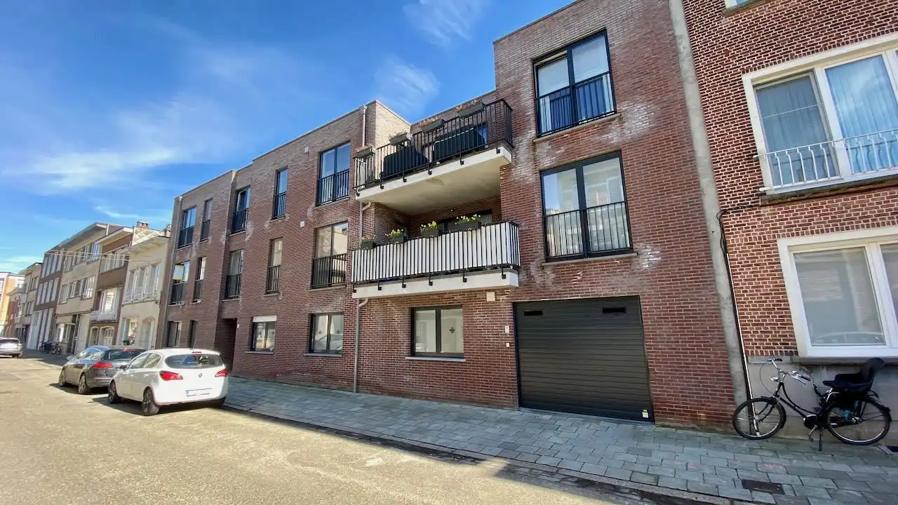 10 autostaanplaatsen in een ondergronds garagecomplex. Alle parkings zijn momenteel verhuurd. foto {{pictureIndex}}