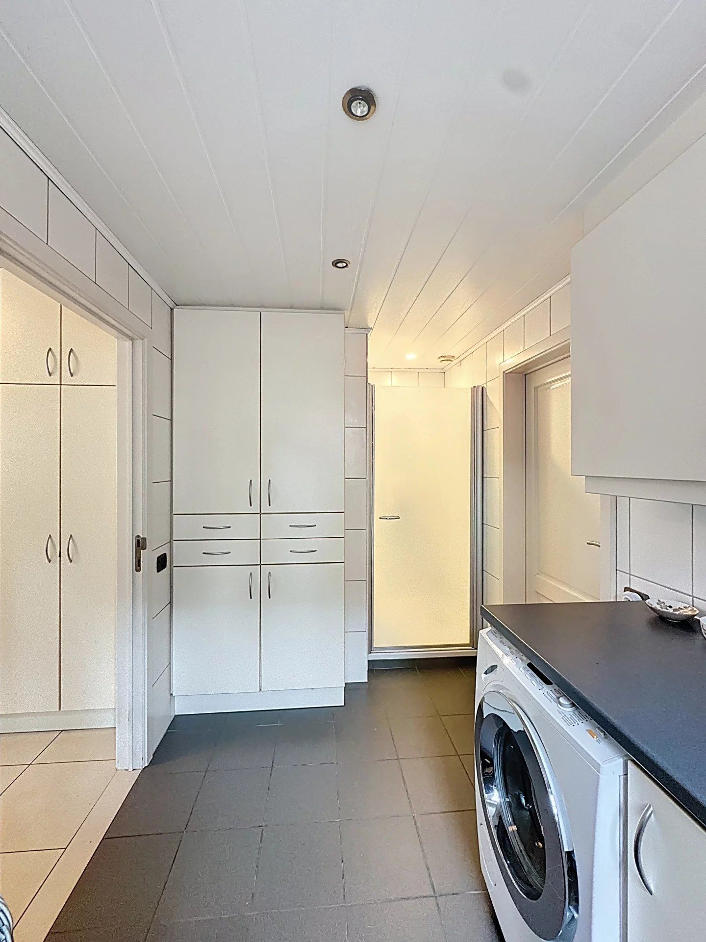 Prachtige landelijke gelegen vrijstaande woning uit 2001, gelegen op een perceel van 16a 43ca. Deze woning biedt comfort, ruimte en privacy met hoogwaardige afwerking en moderne gemakken. foto 20