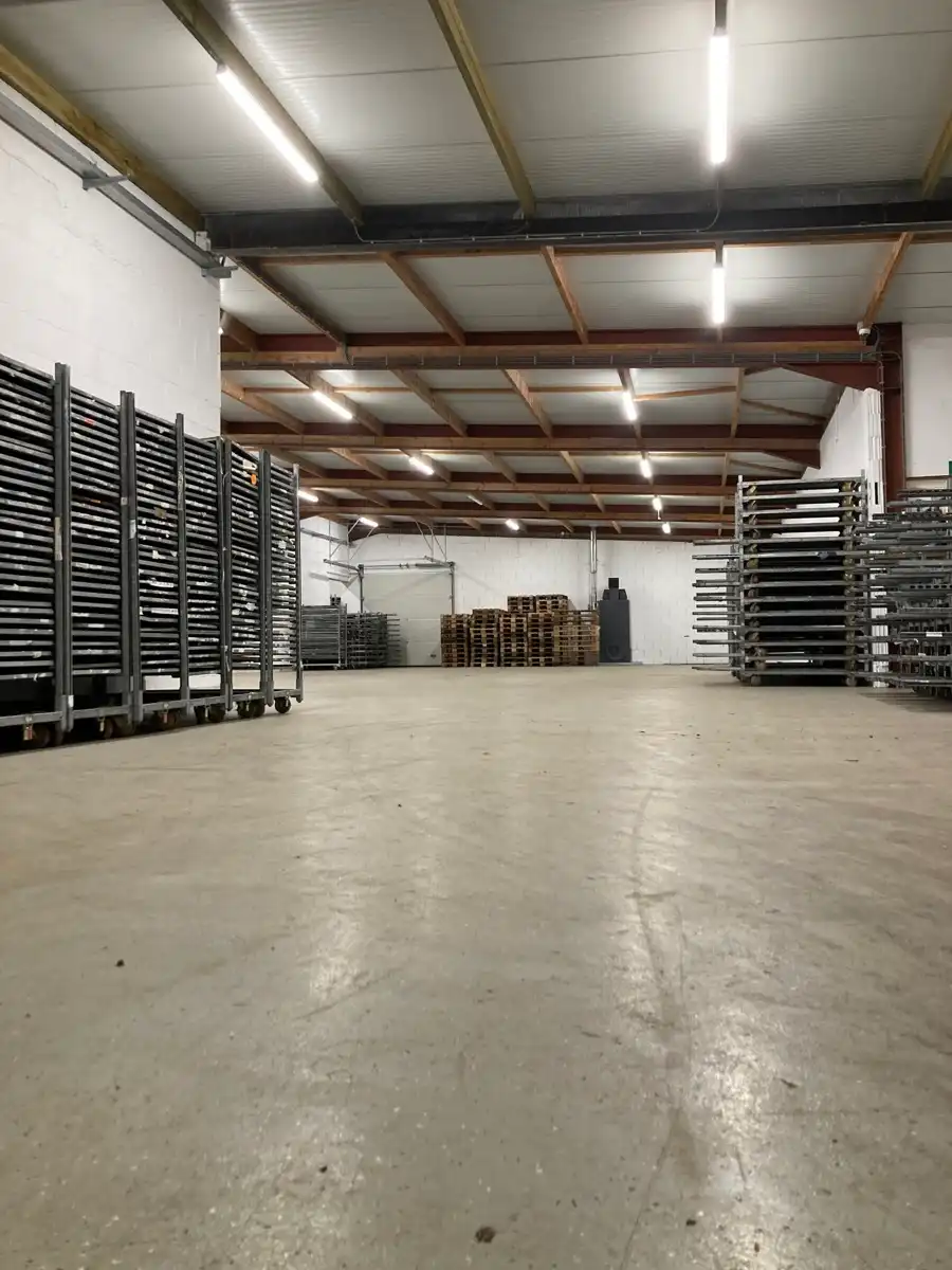 multifunctionele bedrijfsgebouw in perfecte staat met laad en loskaaien vooraan het gebouw. foto 5