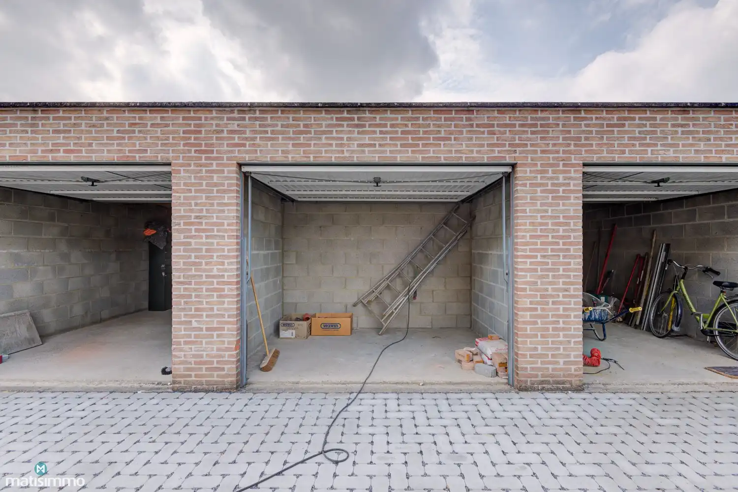 INSTAPKLAAR GELIJKVLOERS APPARTEMENT MET 2 SLAAPKAMERS, BERGING EN AUTOSTAANPLAATS NABIJ HET CENTRUM VAN BILZEN foto 20