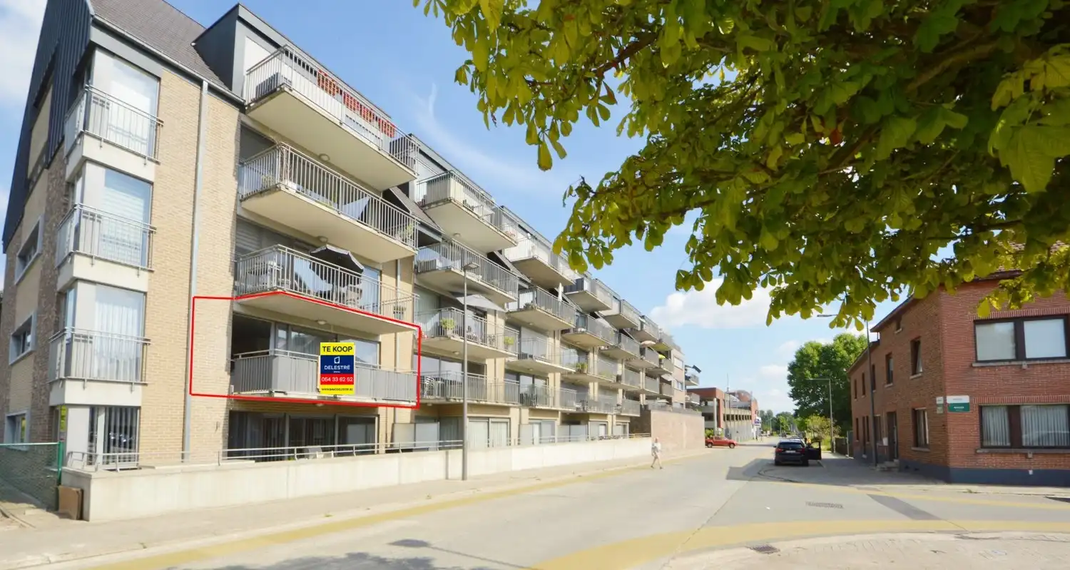 Lichtrijk en modern appartement met riant zonneterras, 2 ondergrondse staanplaatsen én kelder in hartje Ninove! foto {{pictureIndex}}
