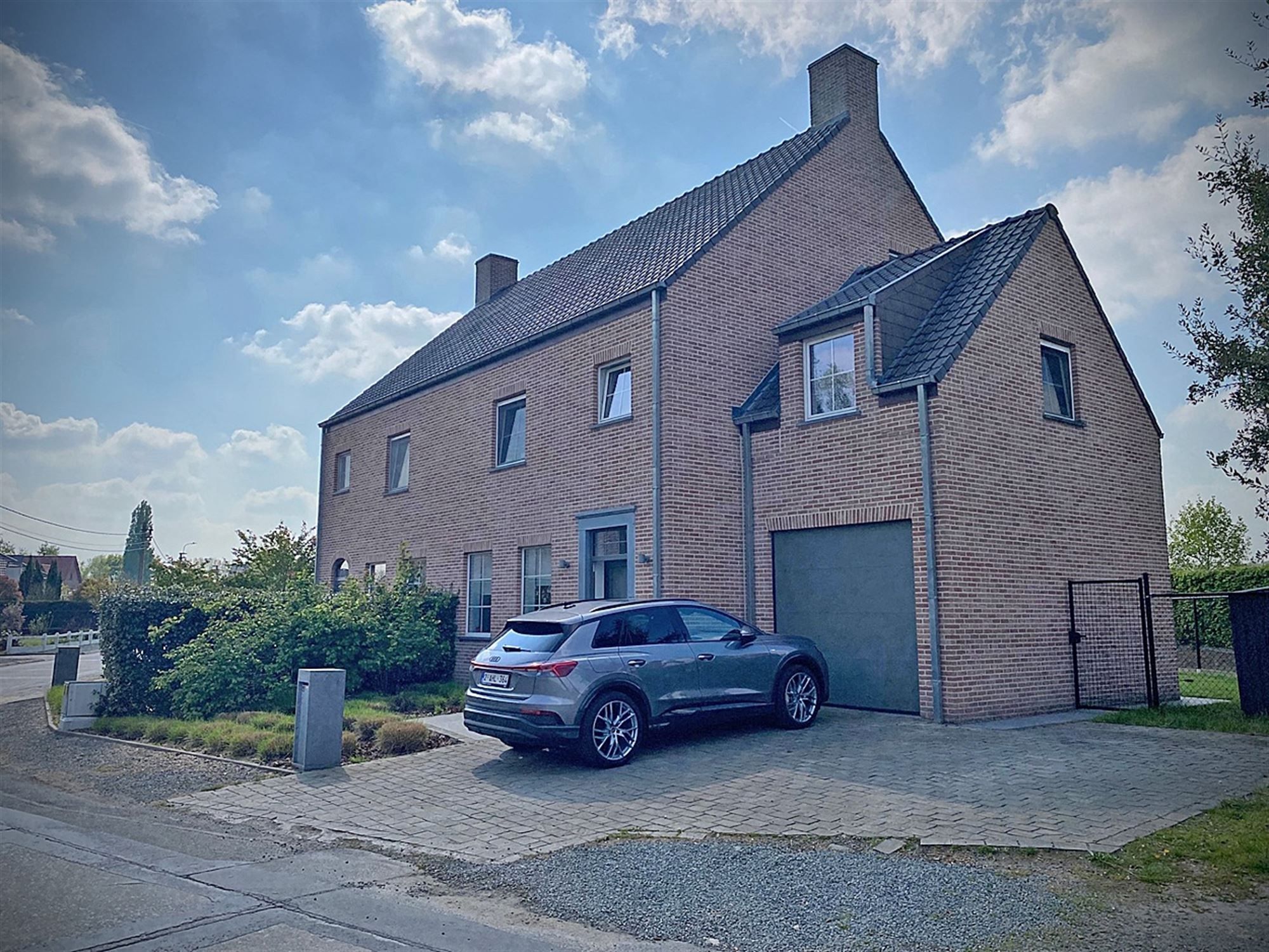 Charmante WONING (HOB) met 3 slaapkamers, garage & tuintje foto 3