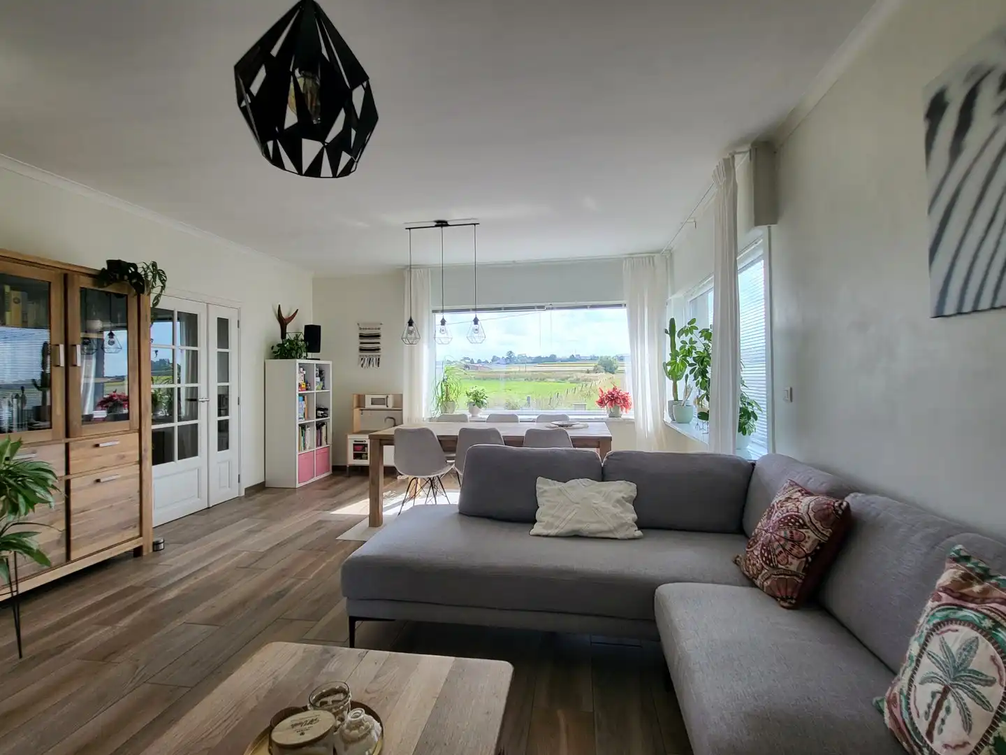In een landelijke omgeving bevindt zich deze grondig gerenoveerde woning op een mooi perceel van 1.102 m². foto 10