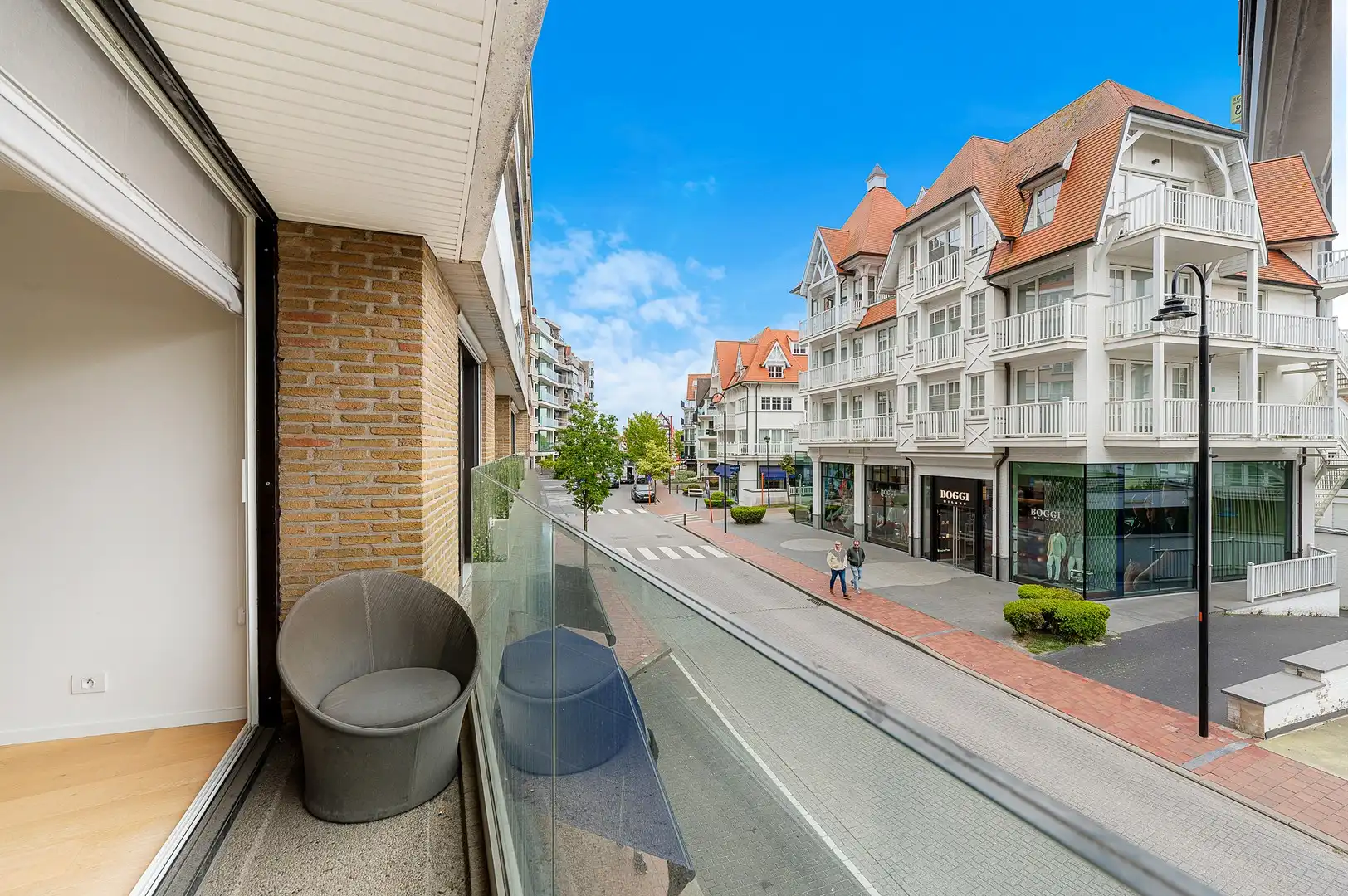 Hedendaags appartement genietend van een open zicht, centraal gelegen op de Kustlaan in het Zoute. foto 8