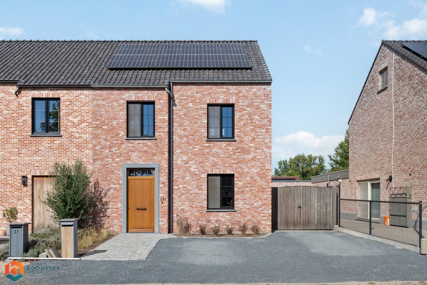 Recente en energiezuinige woning met mooie tuin en zwembad foto {{pictureIndex}}
