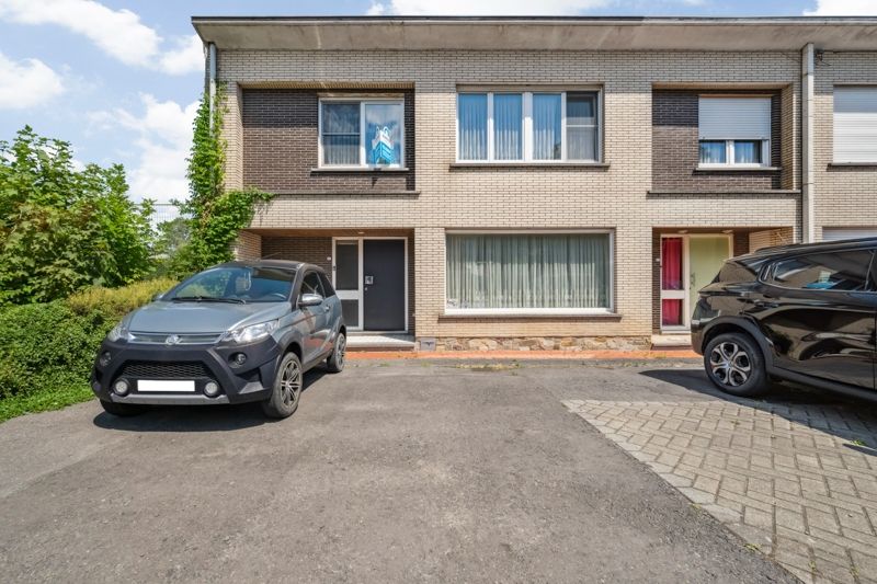 Hooglede- Opbrengsteigendom van 3 verhuurde sterk gebouwde woningen met 3 slaapkamers in het centrum van Hooglede gelgen. Deels al vernieuwd. Potentieel met tuinen en parking. foto 2