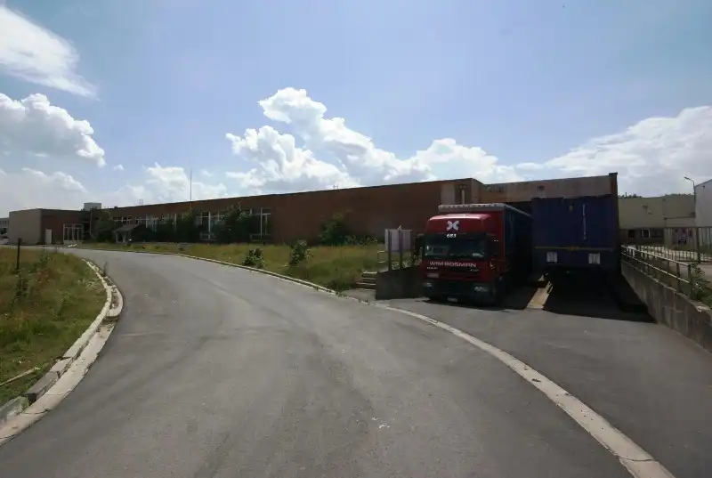 Opslagruimte (2.370,5m²) met 2 laadkaden en sectionaalpoort op industriezone "Herdersbrug" te Brugge. Vlakbij haven van Zeebrugge! foto 2