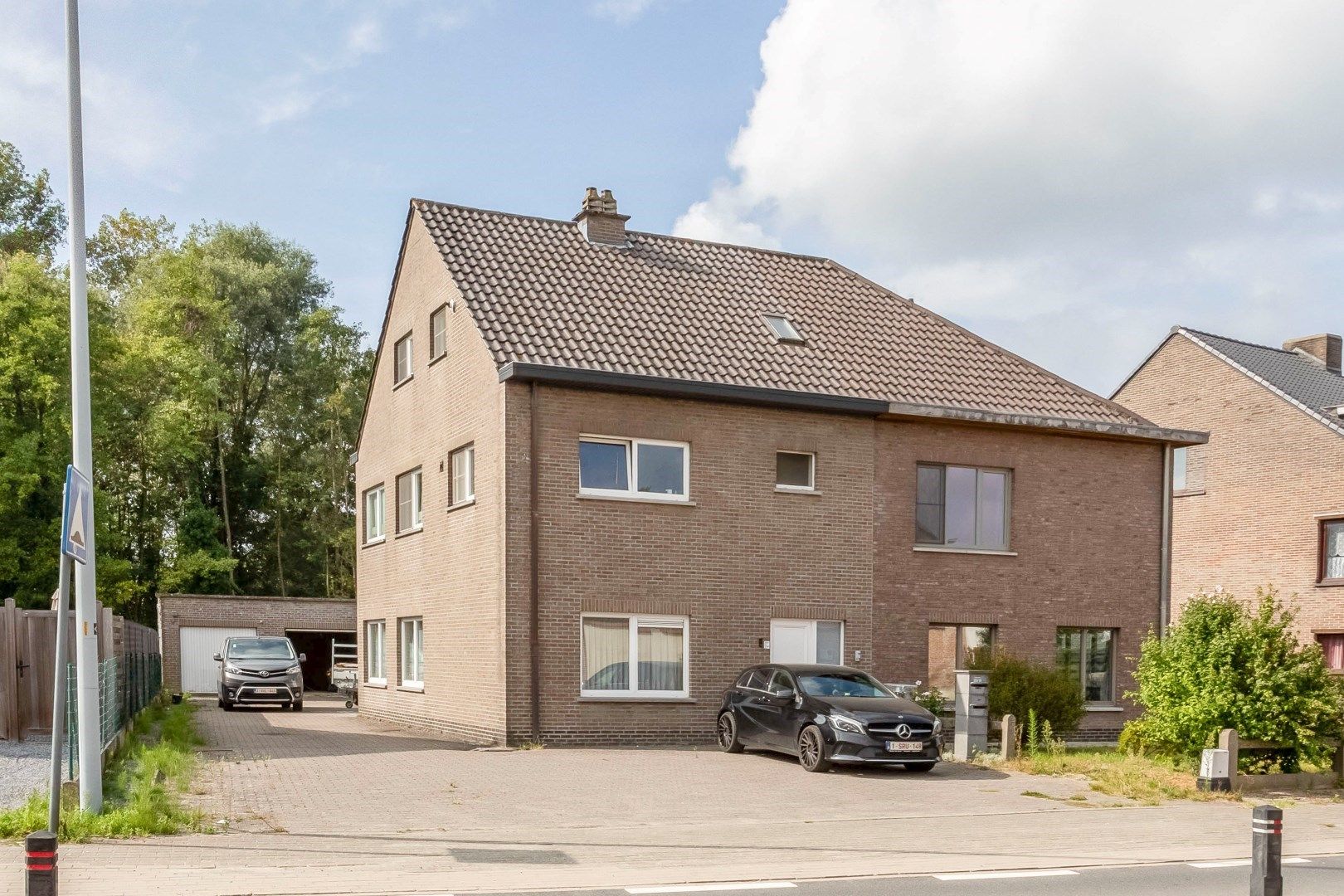 Opbrengsteigendom met 2 appartementen en 2 garages  foto {{pictureIndex}}