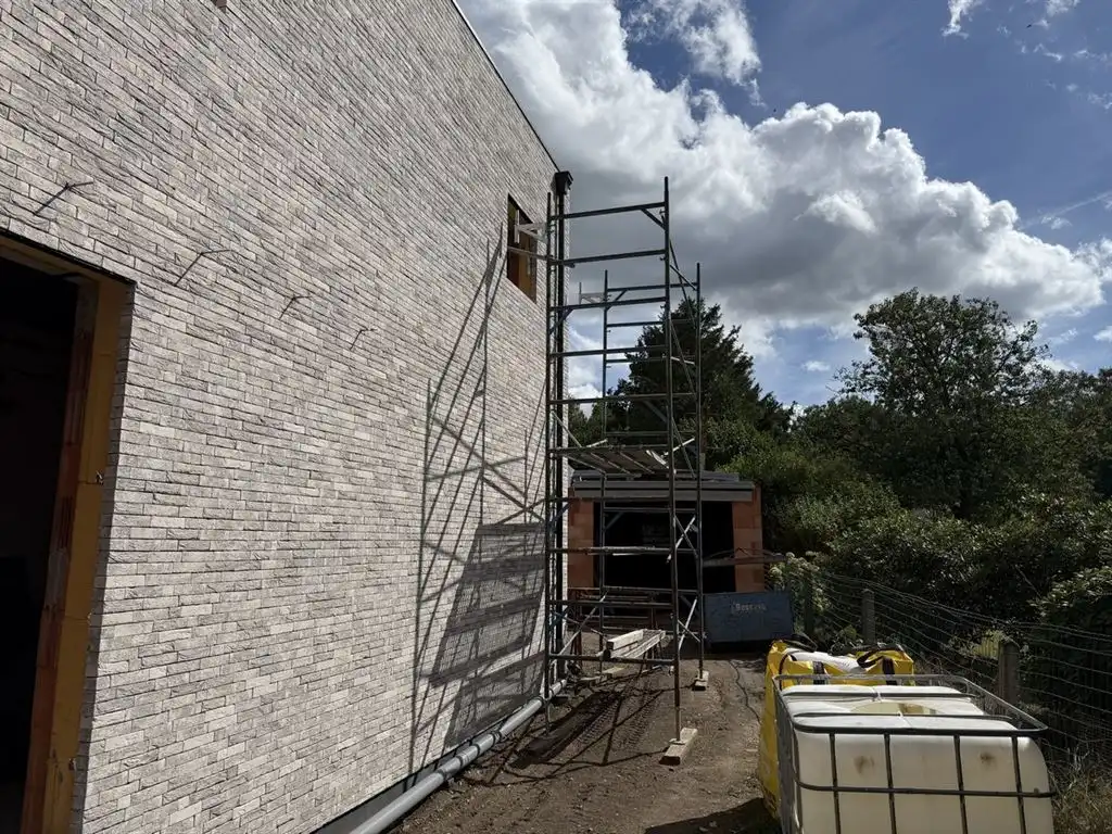 Moderne nieuwbouwwoning met vrijstaande garage en kelder, casco afgewerkt foto 3
