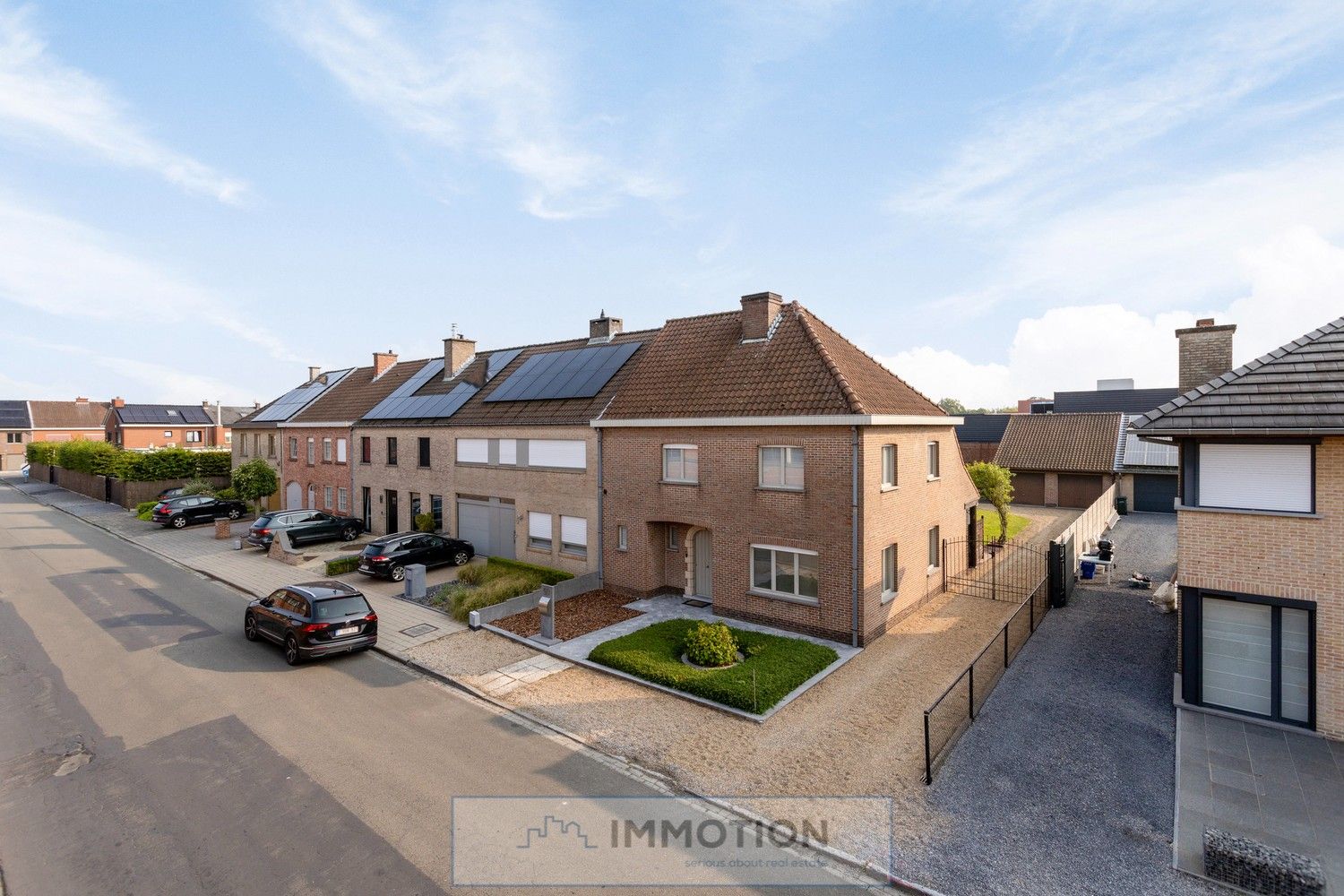 Woning HOB met tuin en dubbele garage foto {{pictureIndex}}