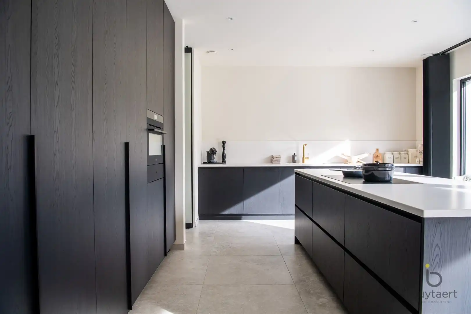 Knappe GELIJKVLOERSE villa + bijgebouw te Halle! foto 12