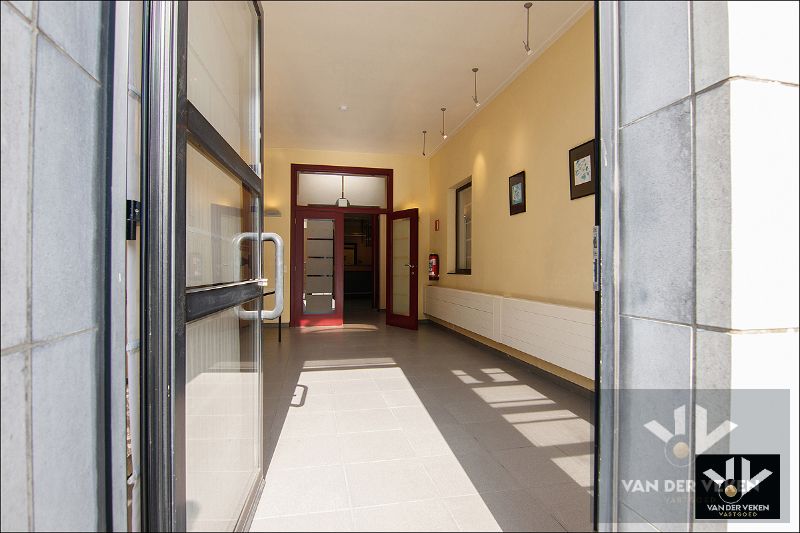 Opbrengsteigendom bestaande uit twee handelsgelijkvloersen (feestzaal/dienstencentrum en een kantoorruimte) en een duplexappartement op interessante zichtlocatie in het centrum van Paal (Beringen), op een steenworp van het op- en afrittencomplex van de autosnelweg E313! foto 5