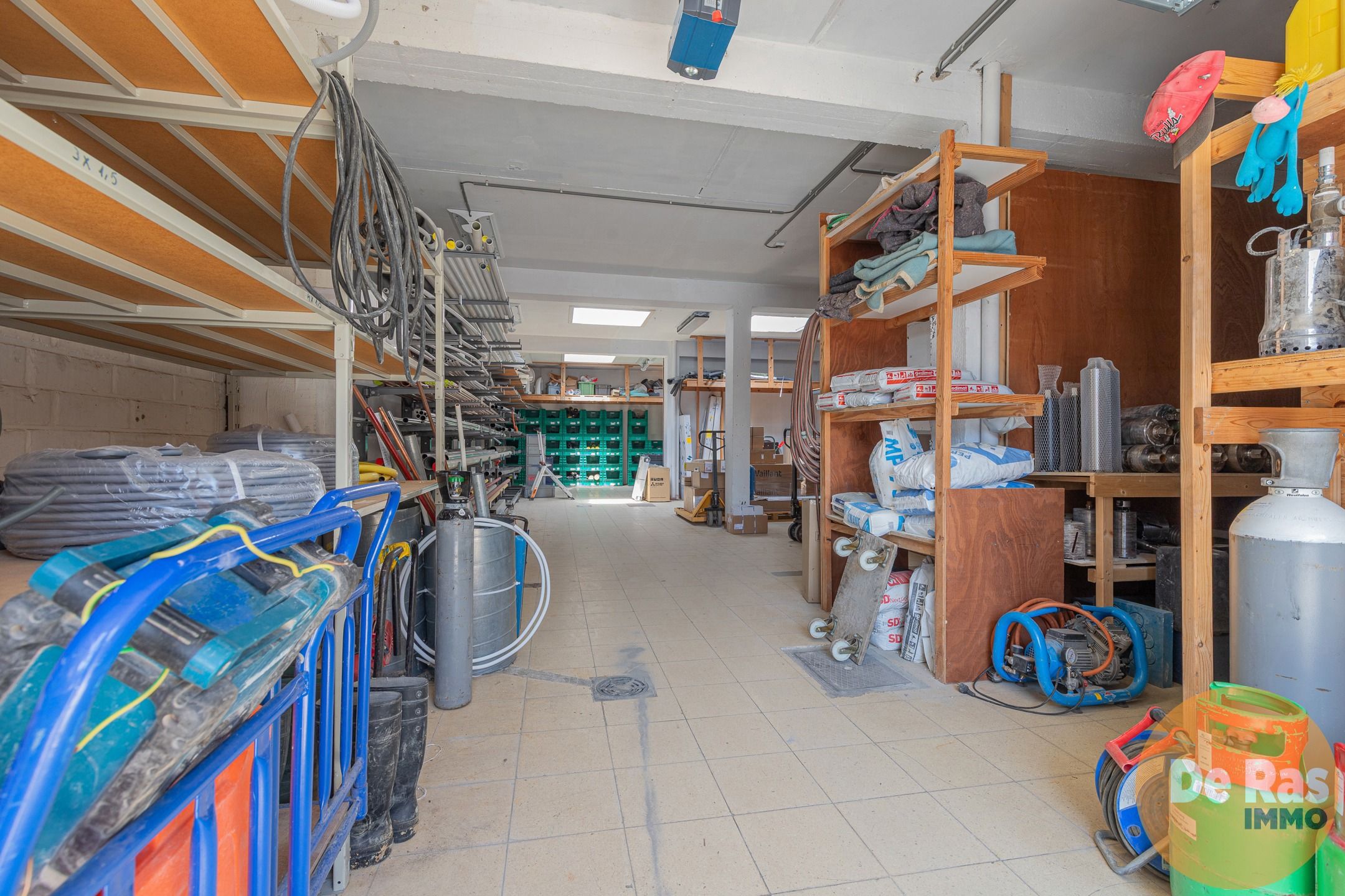 NIEUWERKERKEN - Recent gebouw met magazijn foto 29