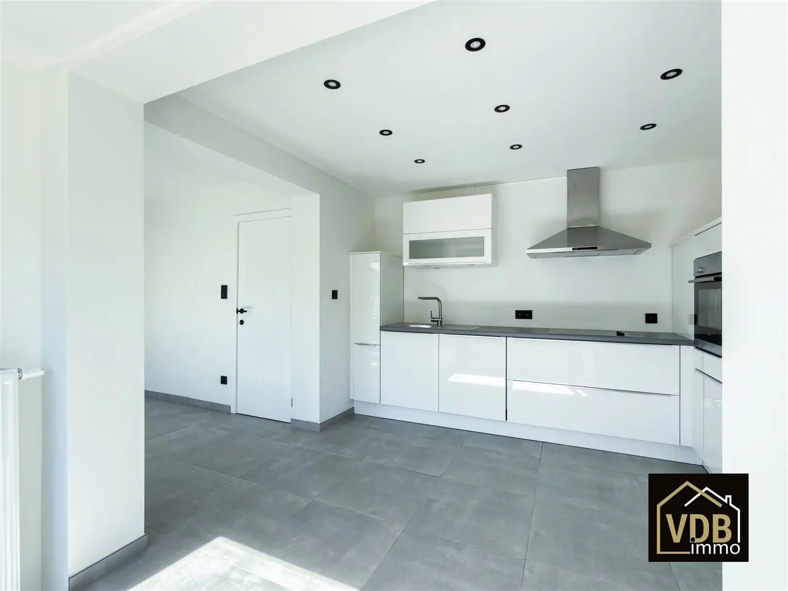 HALF OPEN BEBOUWING MET 4 SLAAPKAMERS EN GROTE GARAGE foto 6