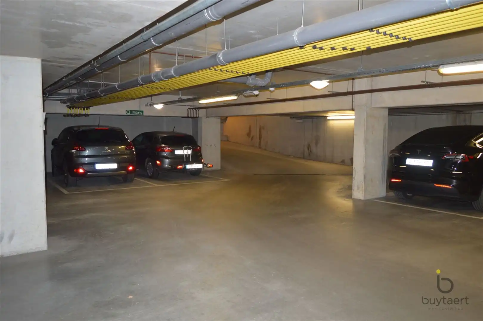 Modern instapklaar twee slaapkamer appartement met zonnig terras en last but not least een parking! foto 8