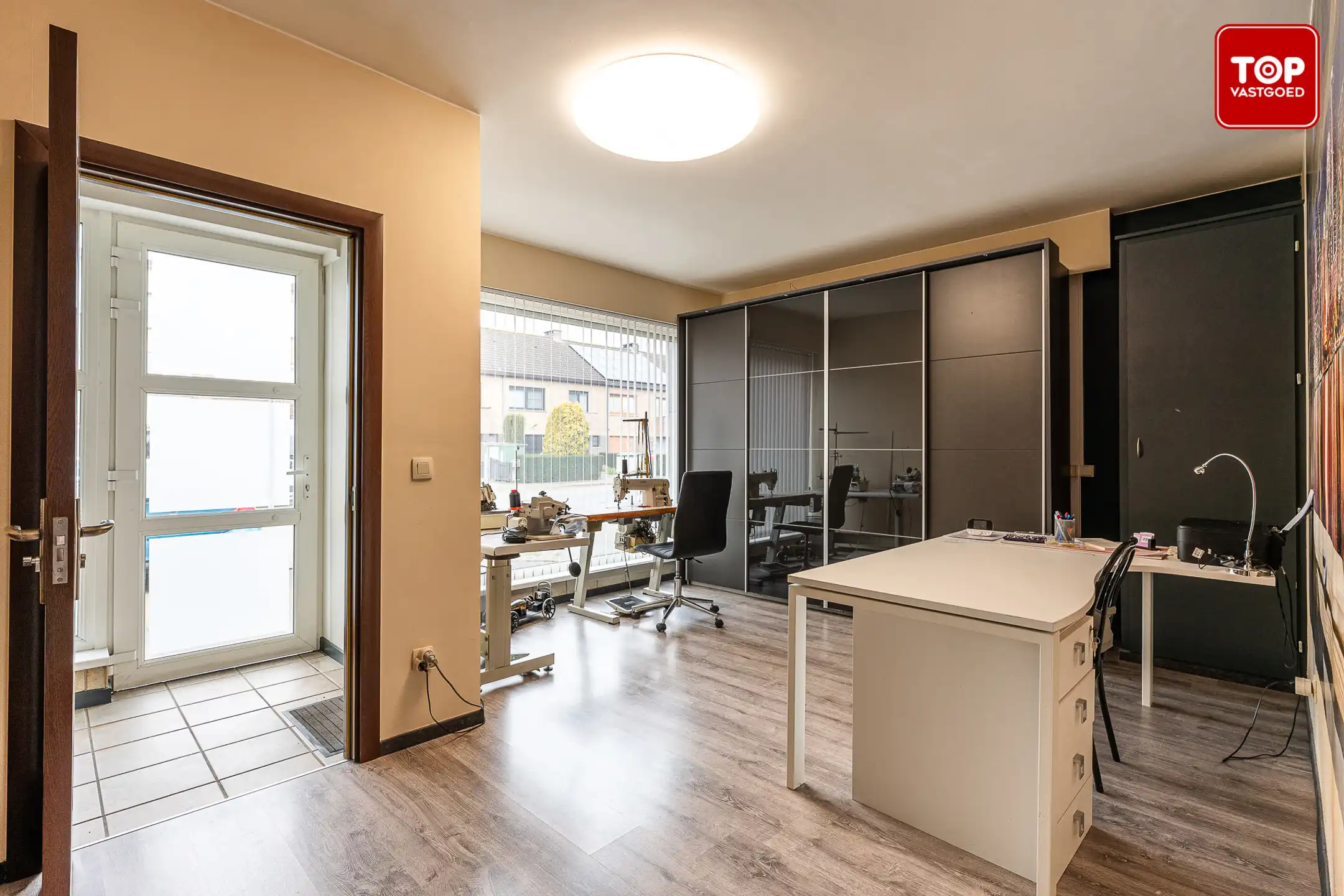 Gelijkvloers 2-slaapkamer appartemen met garage.  foto 5