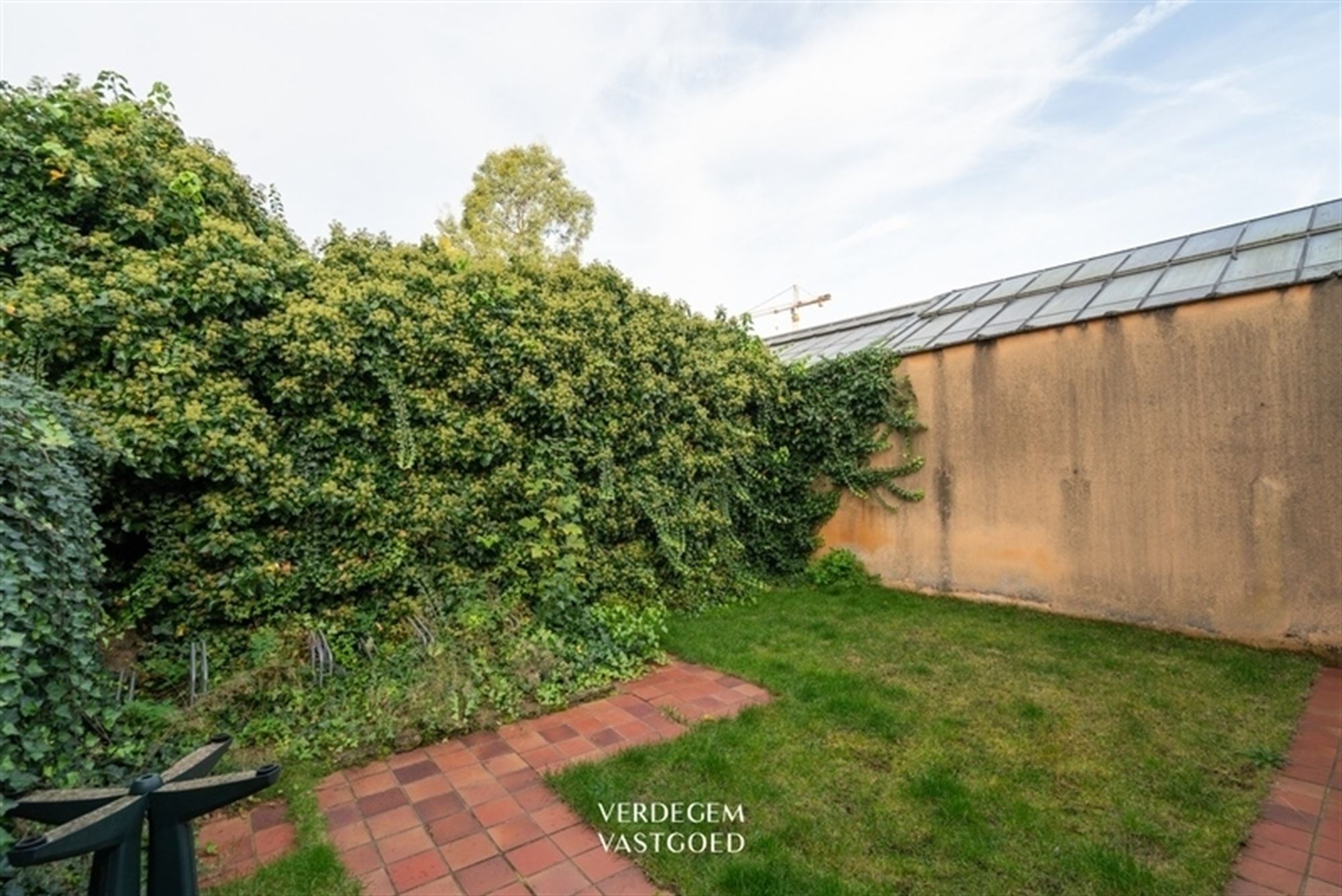 Handelspand met woonst tegenover ziekenhuiscampus Lokeren foto 15