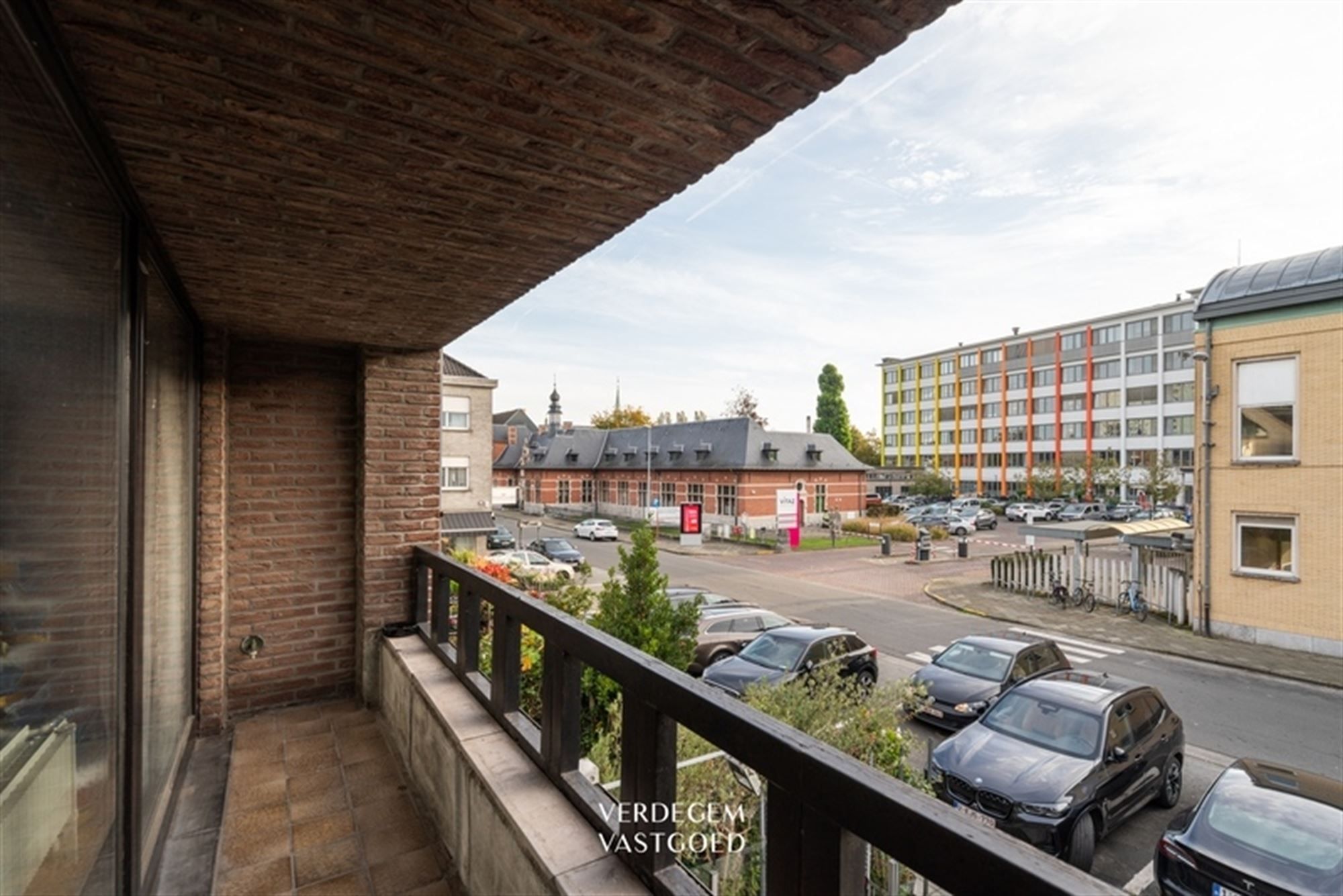 Handelspand met woonst tegenover ziekenhuiscampus Lokeren foto 15