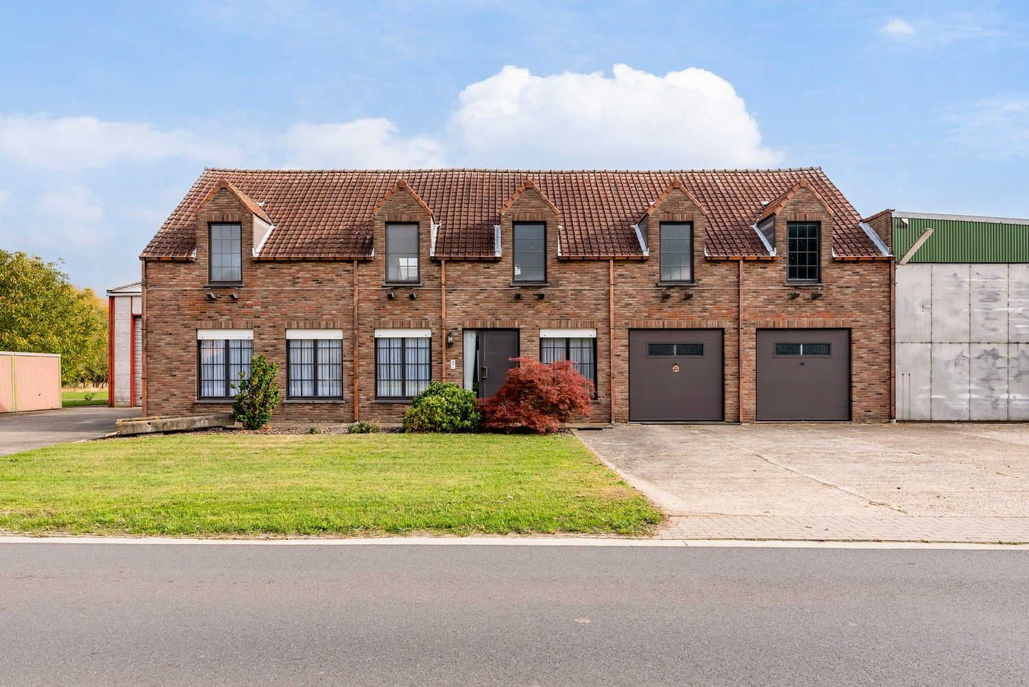 Ruime open bebouwing met loods en garages op ca. 1,7 ha – landelijke ligging in agrarisch gebied. foto 4