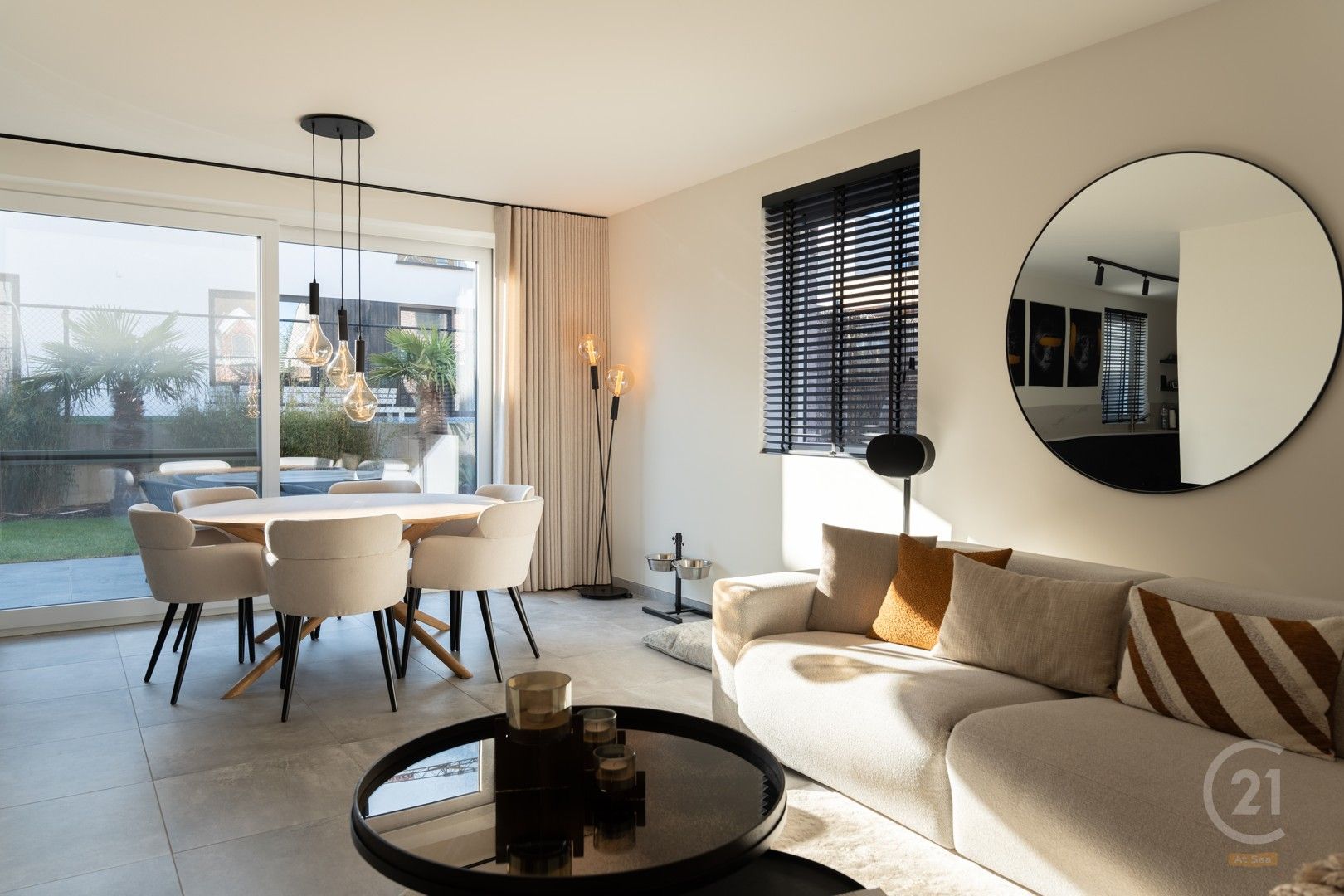 Moderne Woning met 4 Slaapkamers en Inpandige Garage in Lombardsijde foto {{pictureIndex}}