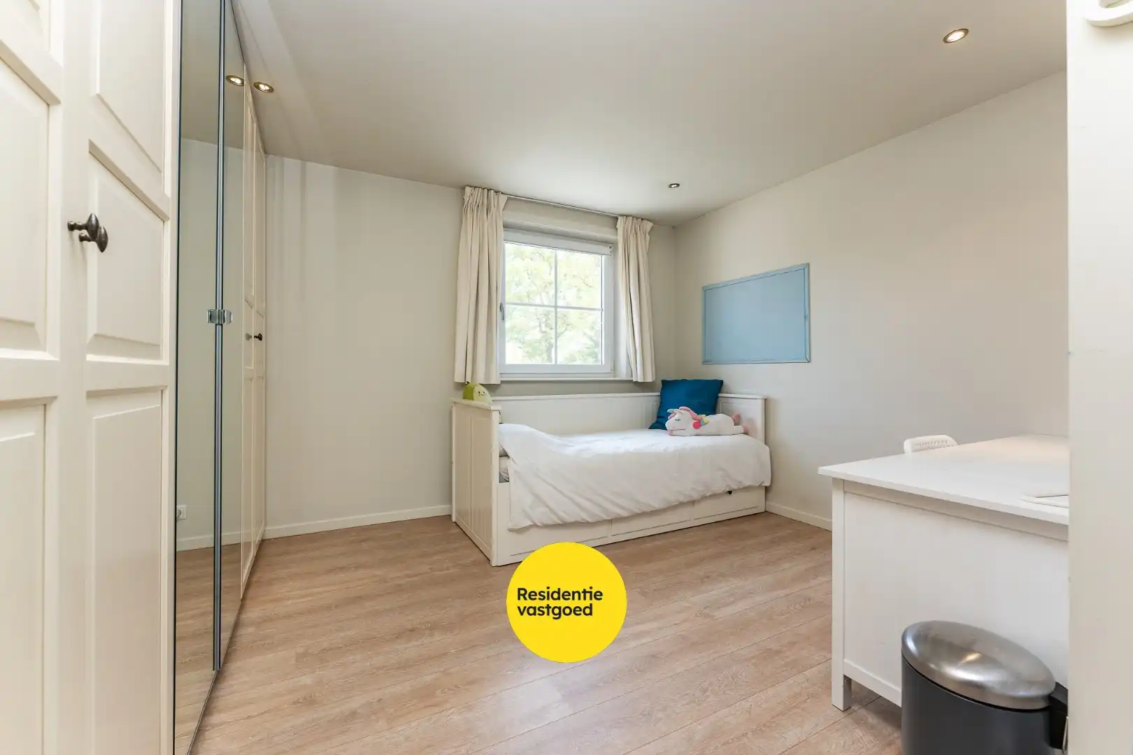 Exclusieve villa met zwembad en poolhouse in de nieuwe St-Annawijk te Sint-Andries foto 22