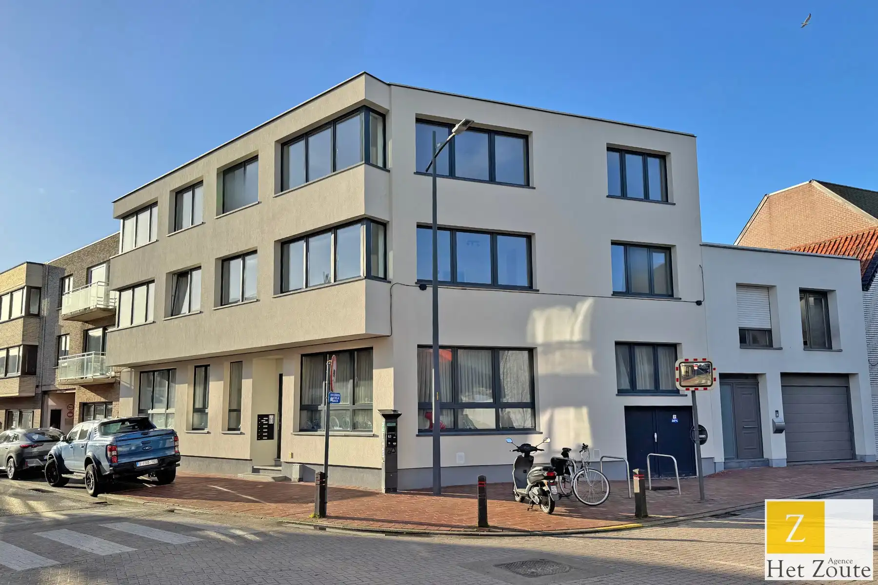 Op te frissen hoekappartement te Knokke foto {{pictureIndex}}