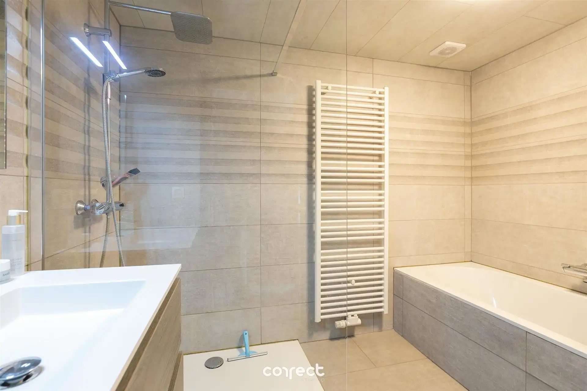 Instapklare gezinswoning  met 4 slaapkamers, garage en ruime tuin. foto 12