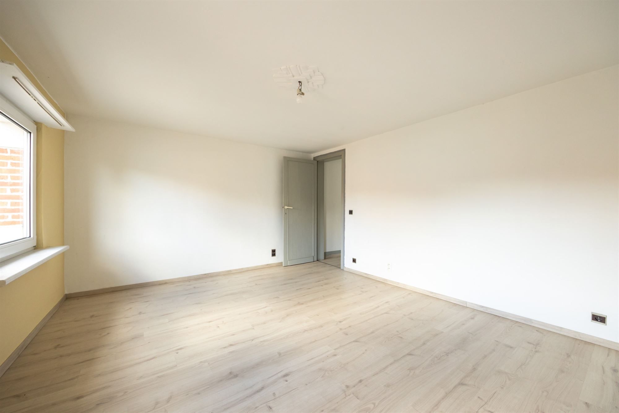 Ruime gezinswoning met vier slaapkamers en tuin foto 17