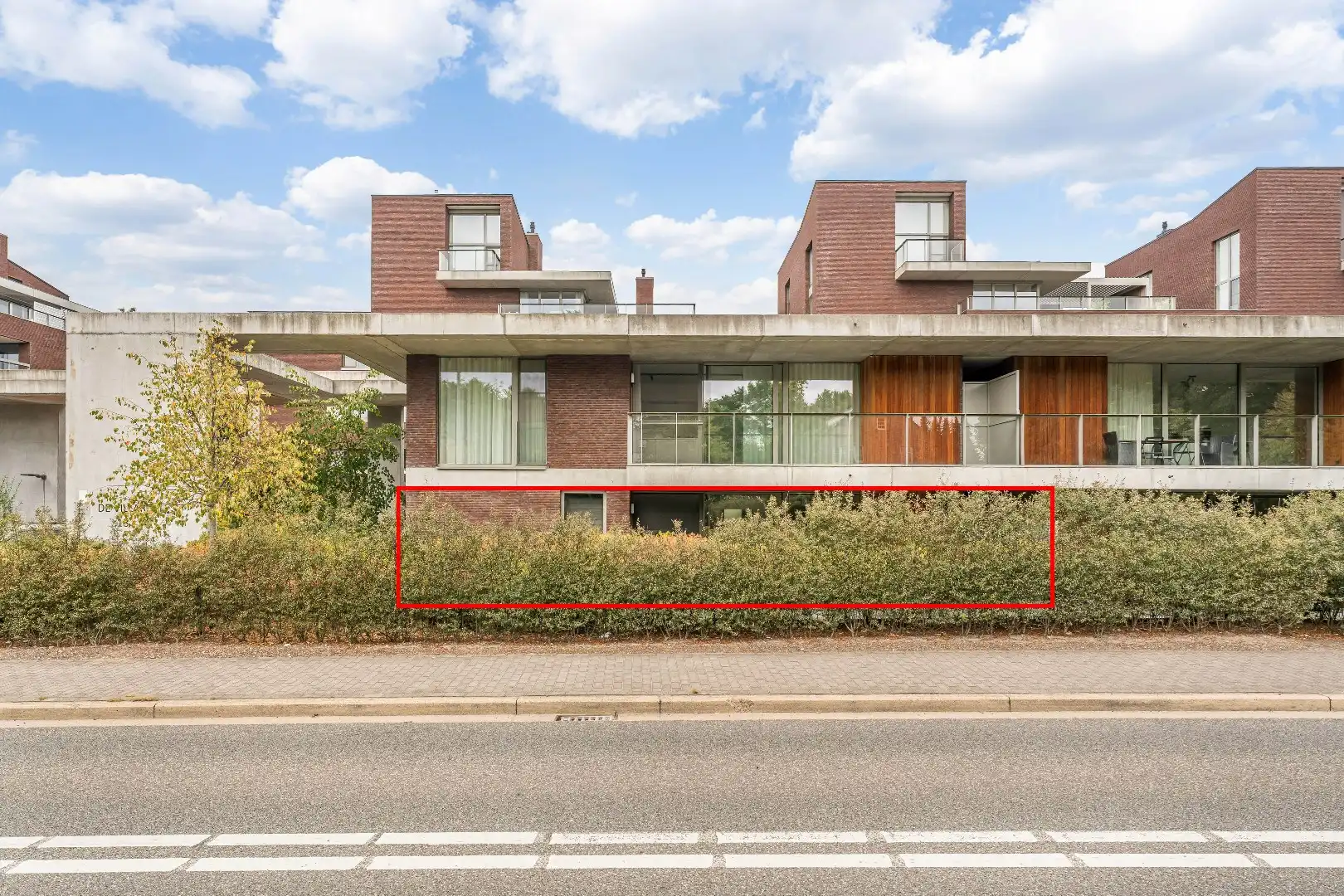 Exclusief gelijkvloers appartement met ruime terrassen, 2 slpk, extra brede autostaanplaats, centrum Genk foto 2