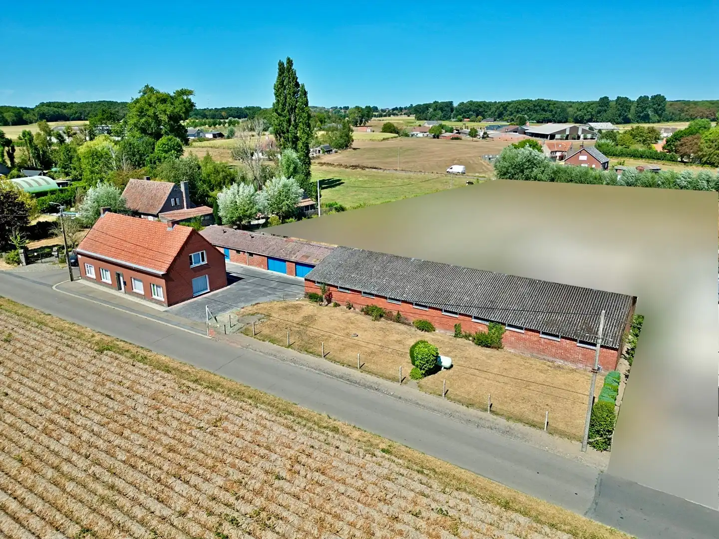 Hoofdfoto van de publicatie: Kortemark - Rustig gelegen woning met 2 loodsen!