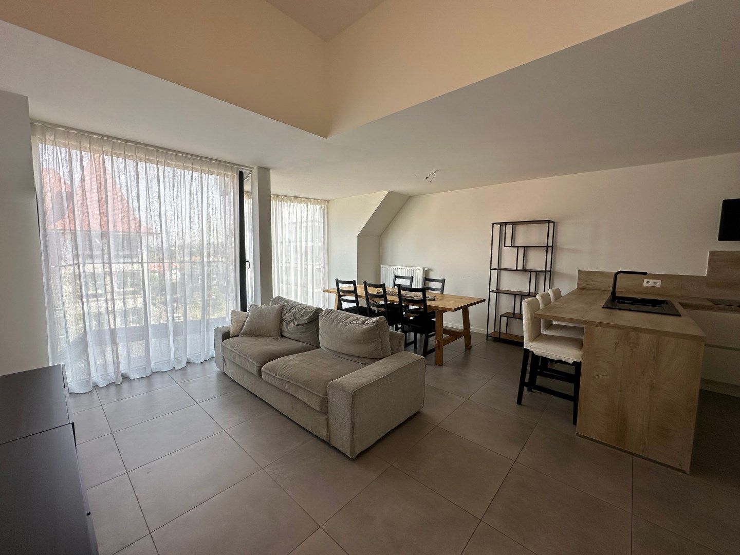 Te huur op jaarbasis – modern appartement in Sint-Idesbald foto {{pictureIndex}}