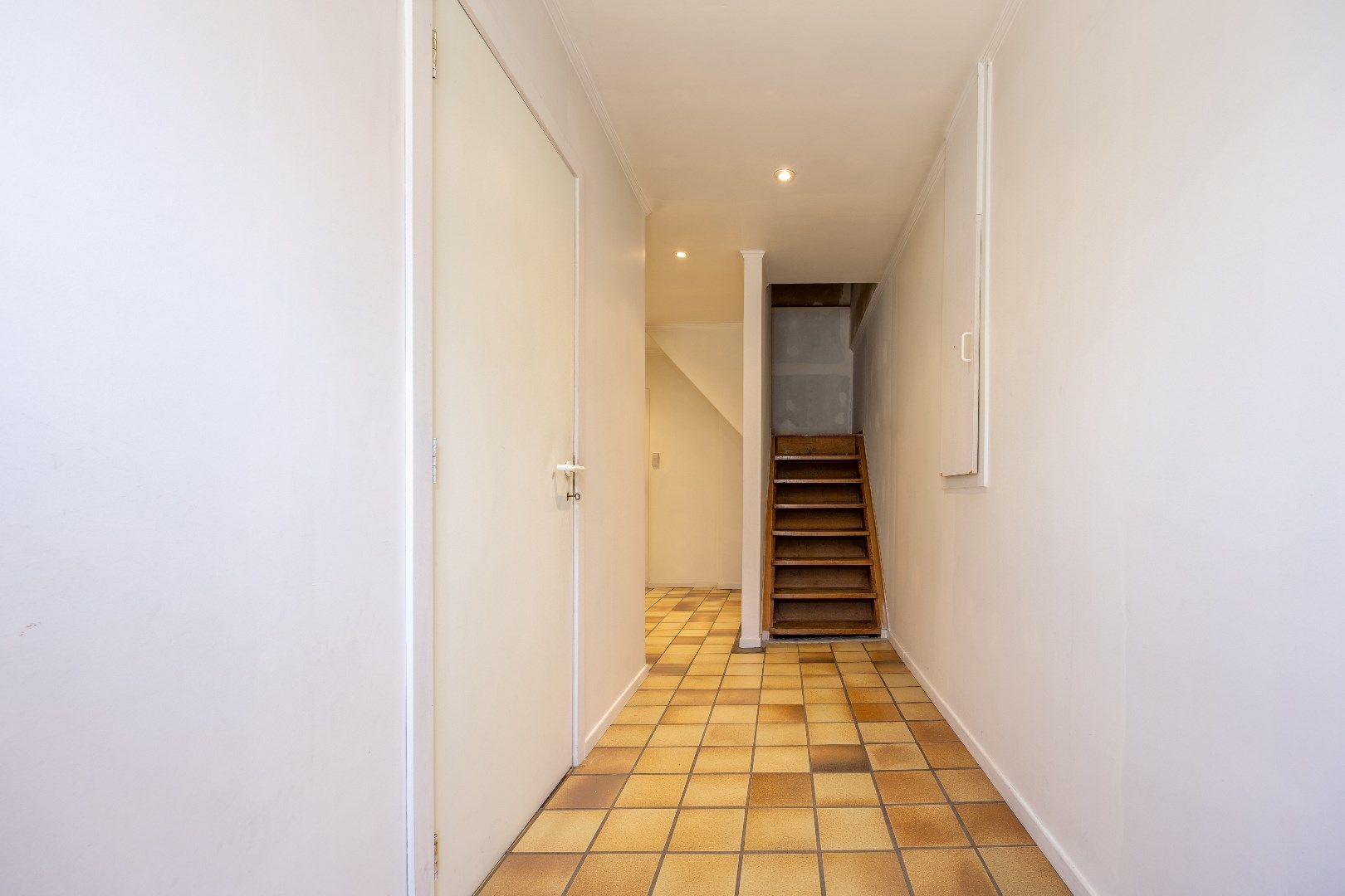 Te renoveren woning met uitweg en garage  foto 9