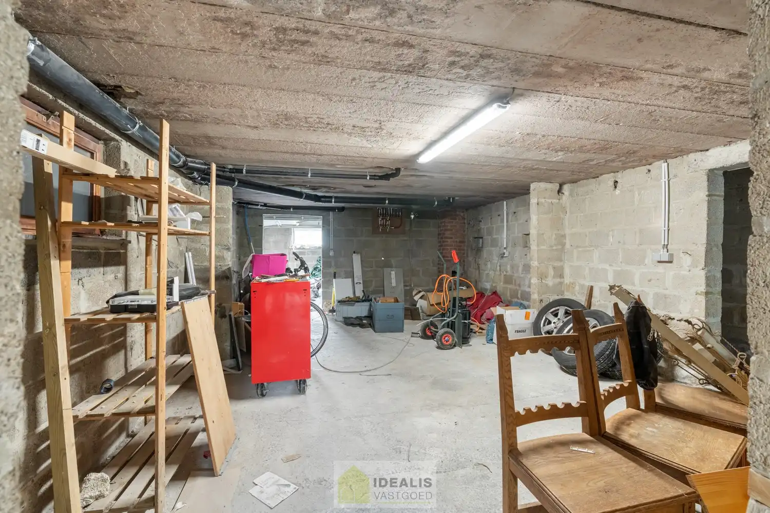 KNAPPE GROTENDEELS GERENOVEERDE EENGEZINSWONING MET EEN HEERLIJK LICHTRIJKE WOONKAMER MET OPEN KEUKEN, AANSLUITEND VERANDA MET ZICHT OP DE ZEER RUIME TUIN (+-2700M²!), 3 SLAAPKAMERS, RUIMTELIJKE BADKAMER VOORZIEN VAN BAD EN INLOOPDOUCHE EN DE WONING IS VOLLEDIG ONDERKELDERD! EEN HEERLIJK RUIME BUNGALOW DIE NOG VOLLEDIG NAAR EIGEN SMAAK AFGEWERKT KAN WORDEN! Een aangename woning met een bewoonbare oppervlakte van +- 205m² op een perceel van +- 26are98ca (2698m²) op een rustige locatie! Tevens is de woning centraal gelegen t.o.v. het centrum van Peer, Meeuwen (Oudsbergen) en Houthalen-Helchteren en kan men vlot gebruik maken van de Noord-Zuidverbinding (A24). foto 21