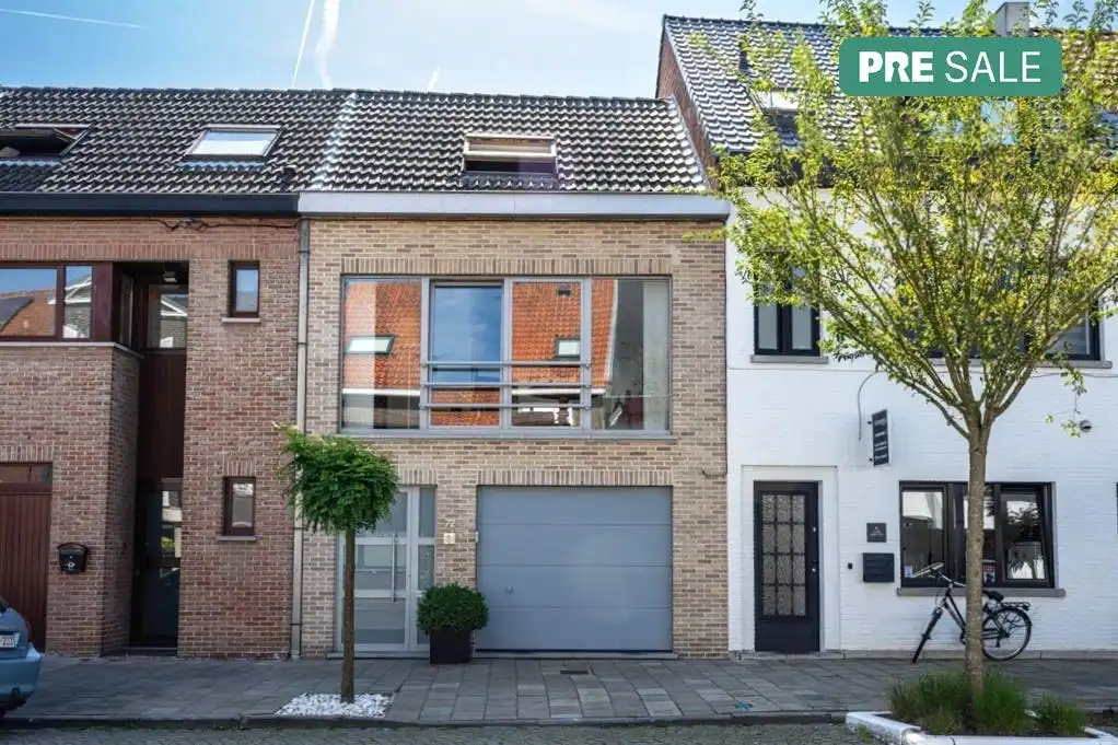 Instapklare bel-etage met 3 slaapkamers en zonnige tuin in hartje Eeklo foto {{pictureIndex}}