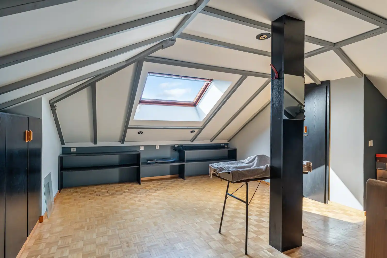 Degelijk onderhouden gezinswoning met 3 slaapkamers, volledig onderkelderd en mooie aangelegde tuin op een perceel van 5a96 ca! foto 24