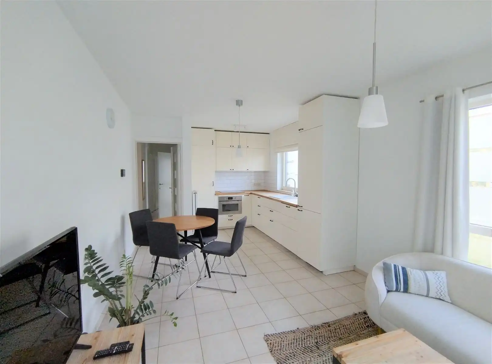 Eigentijds gelijkvloers appartement met 2 slaapkamers, terras en autostaanplaats foto 4