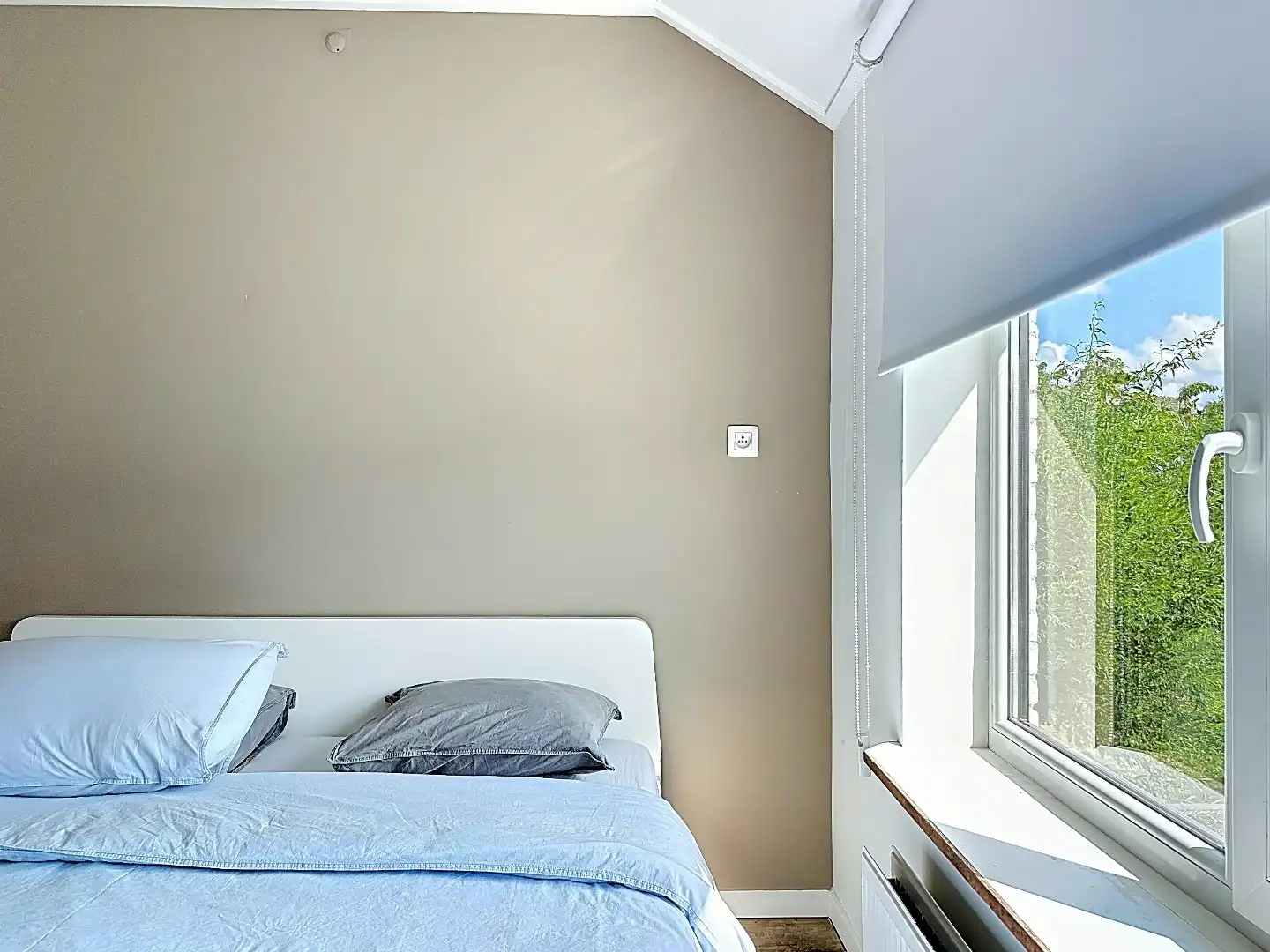 Ruime hoekwoning nabij centrum foto 16