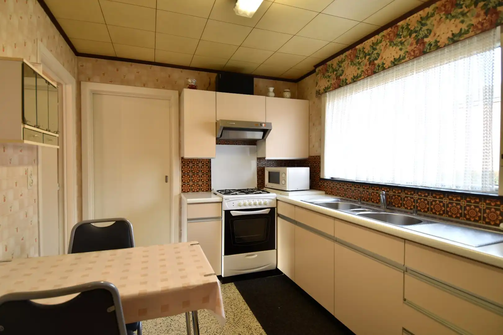 Gezellige woning met 3 slaapkamers, zonnige tuin en 2 garages te koop in Gullegem foto 2