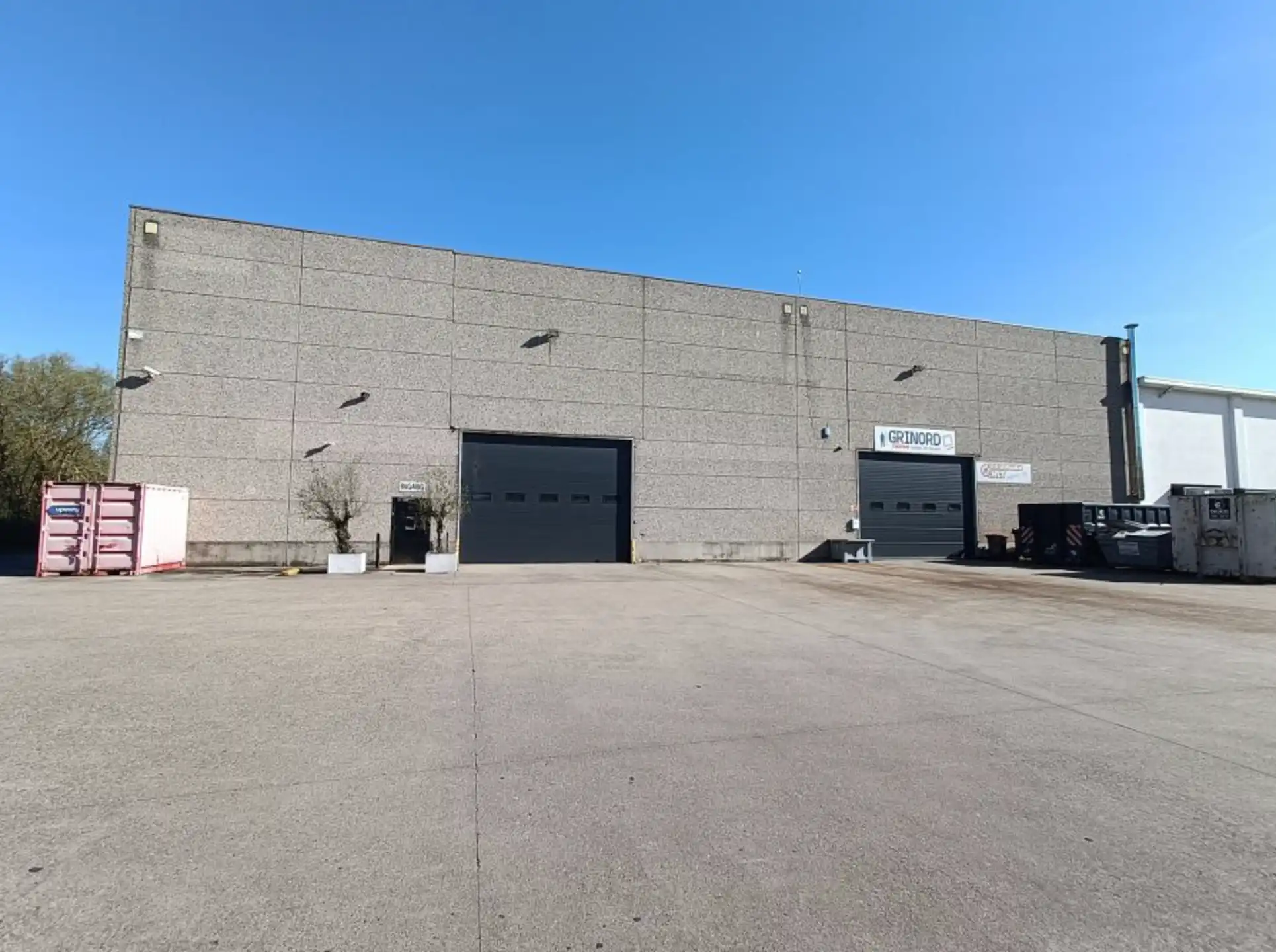 Magazijn met kantoorruimte te huur in Mechelen.  foto {{pictureIndex}}