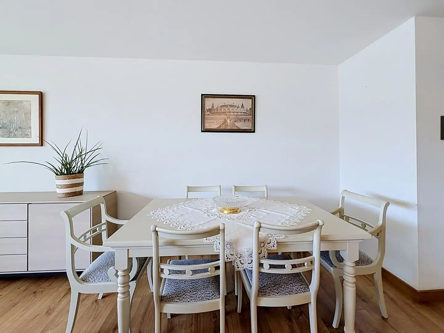 Lichtrijk woonappartement met ruim terras vlak bij zee.  foto 9