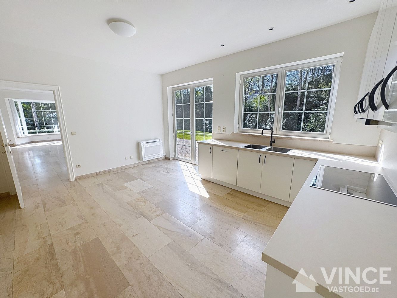 Prachtige villa in een rustige straat, omringd door groen foto 12