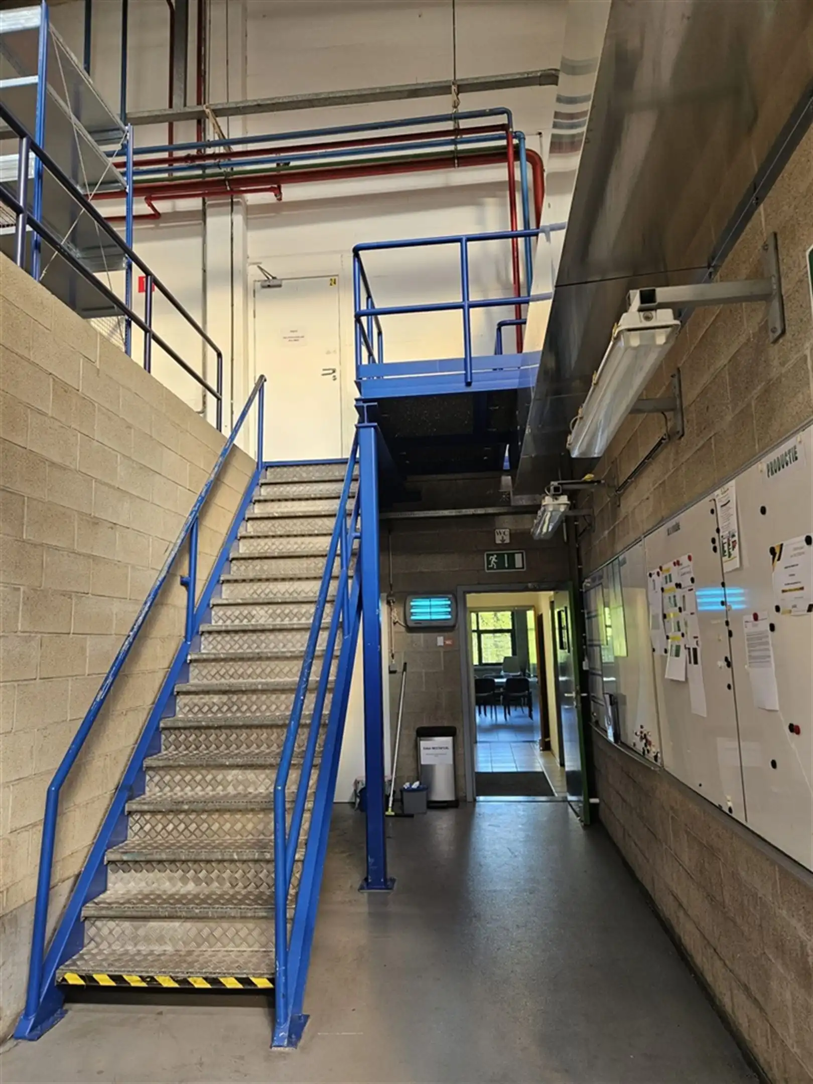 Magazijn met laad- en loskades en kantoren nabij R4 foto 22