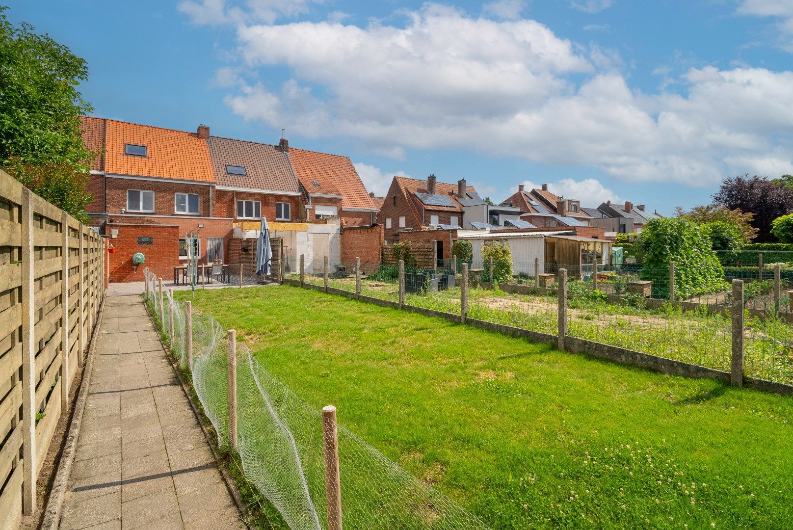 INSTAPKLARE RUIME WONING MET GARAGE EN UITWEG  foto 14