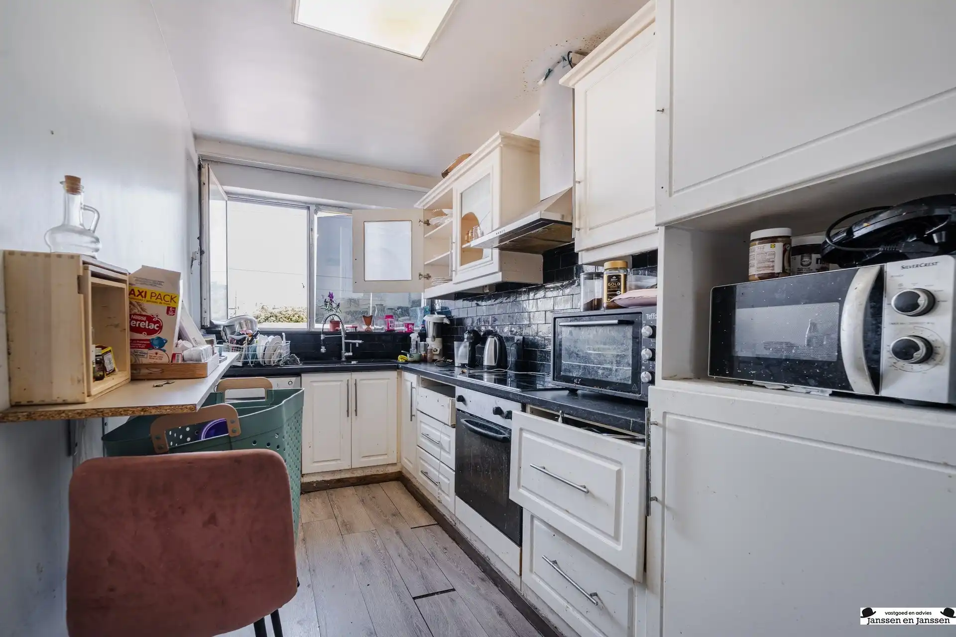 Te renoveren ruim appartement op toplocatie in Borgerhout! foto 7