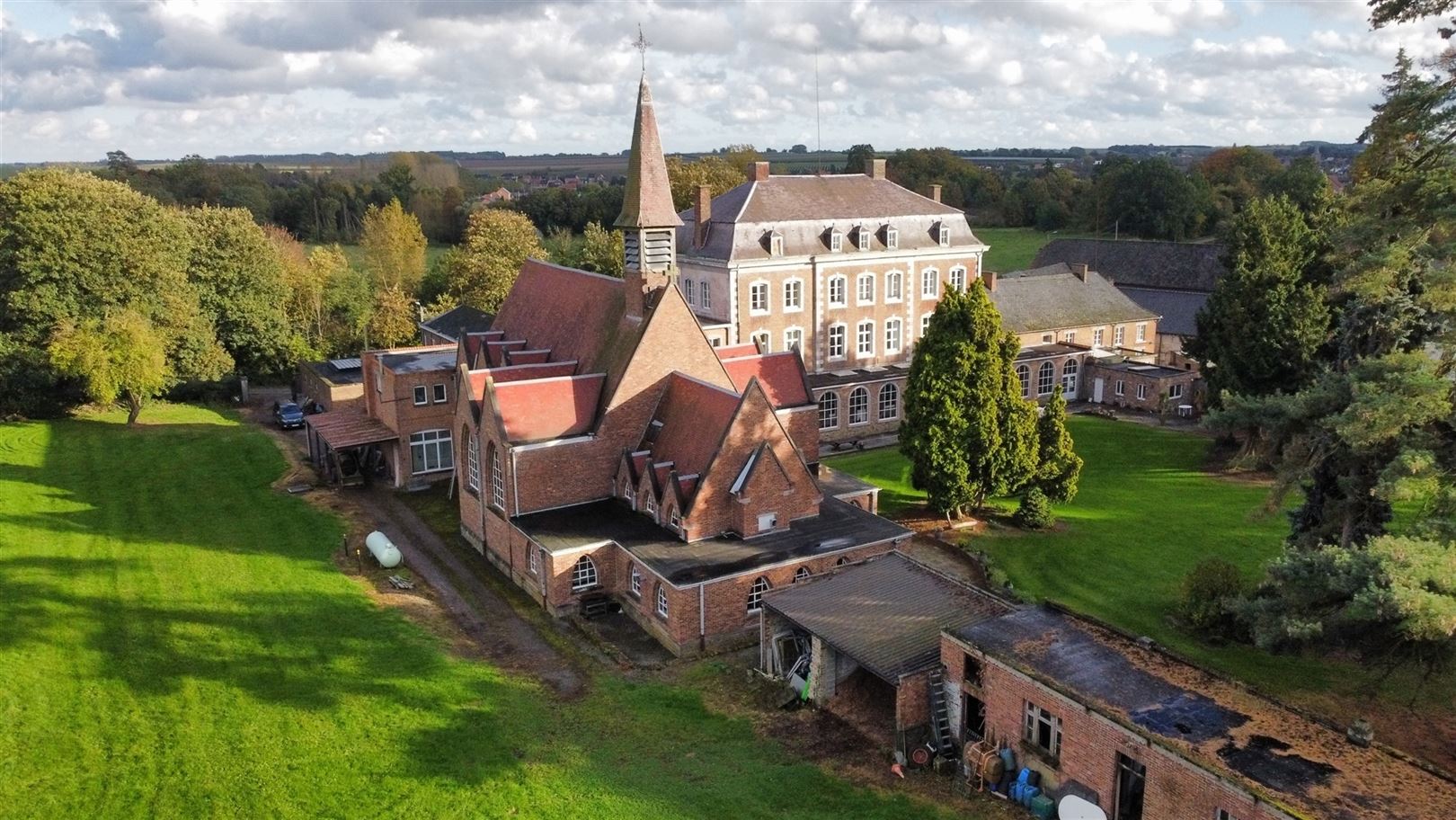 Uniek kasteeldomein op ±6.5 Ha met veel mogelijkheden foto 4