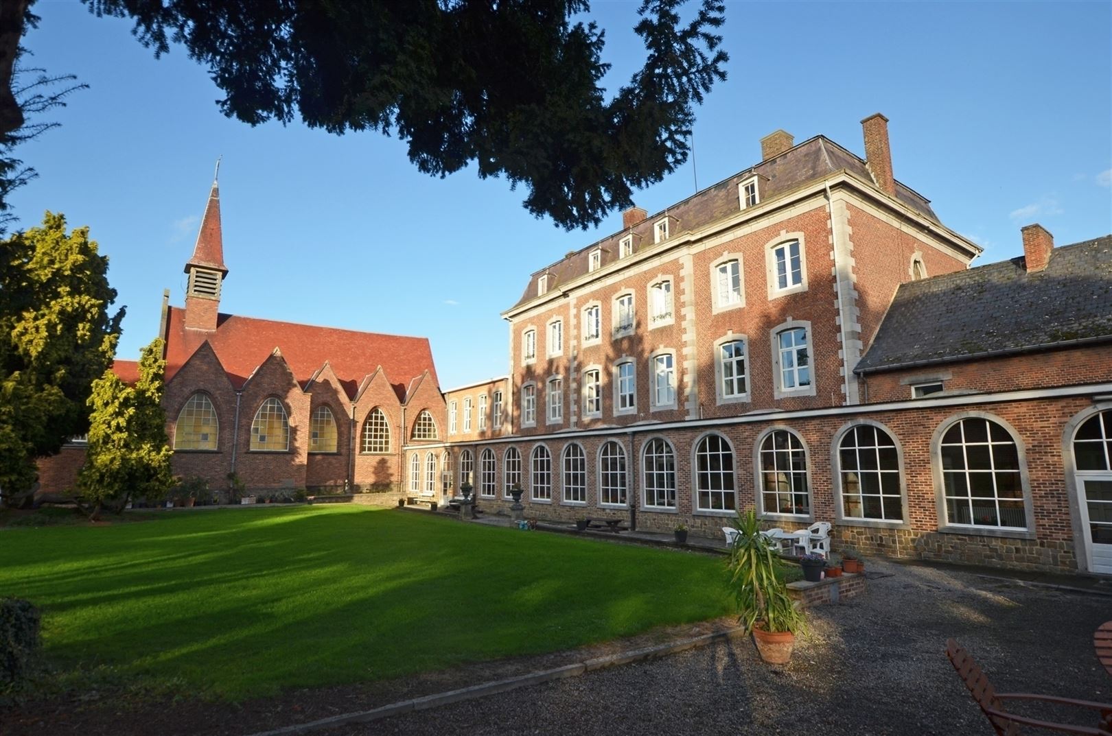 Uniek kasteeldomein op ±6.5 Ha met veel mogelijkheden foto 4