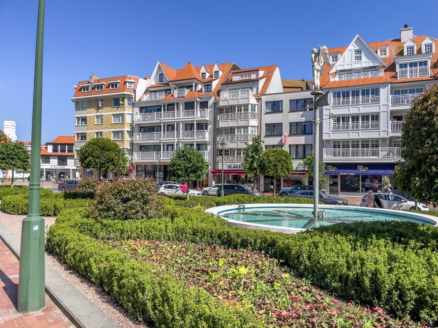 Exclusief gelegen winkelpand op het Driehoeksplein te huur. foto {{pictureIndex}}