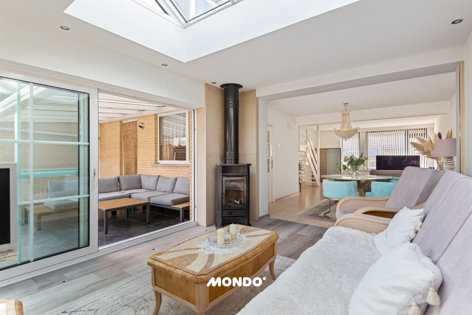 Ruime gezinswoning met 3 slaapkamers en lichtrijke aanbouw in een rustige doodlopende straat! foto 6