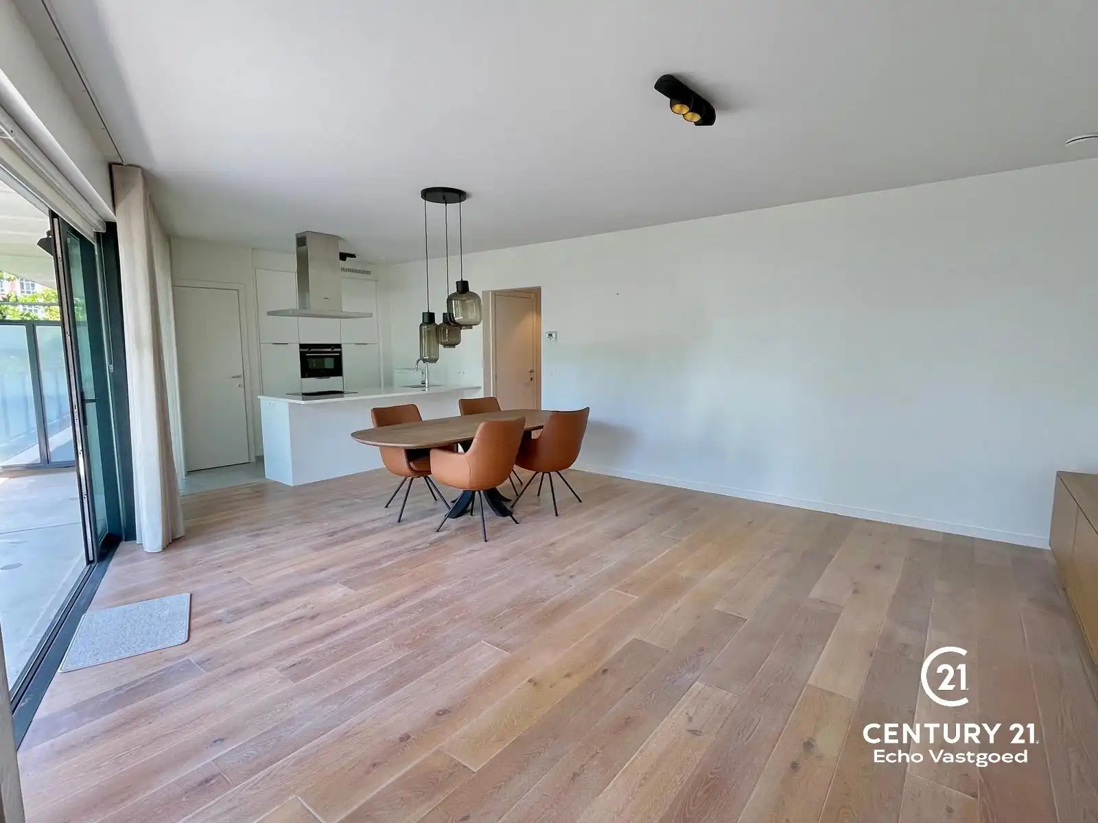 Recent, luxe appartement met 2 slpks, terras en autoplaats foto 5